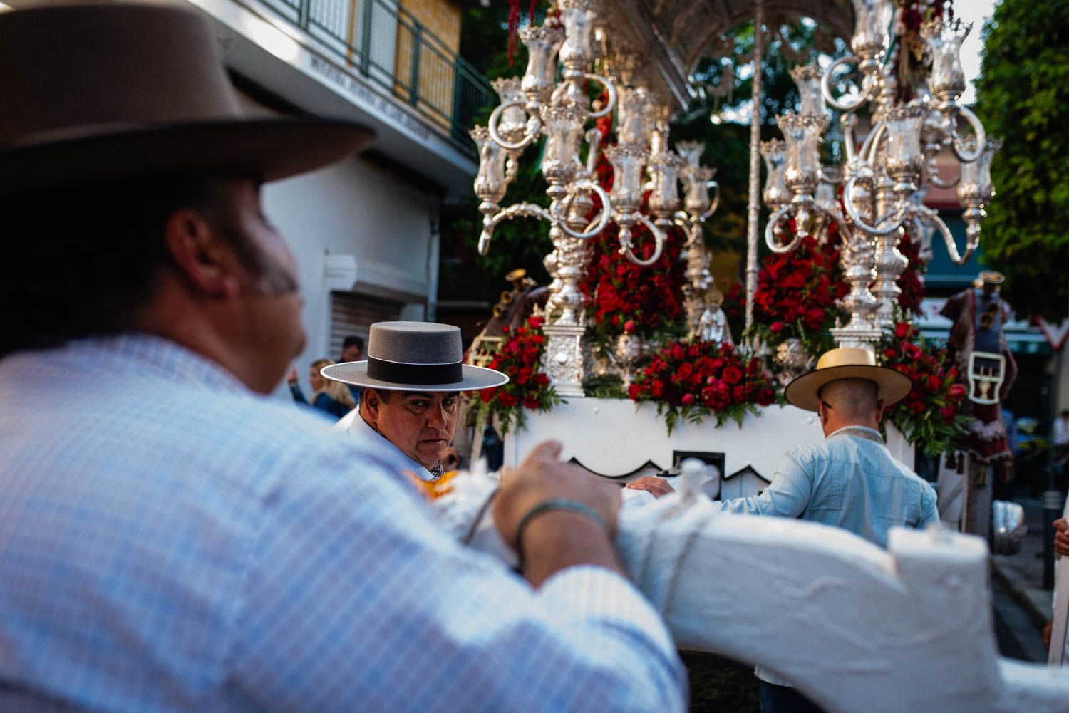 La salida de la Hermandad del Cerro hacia El Rocío, en imágenes.