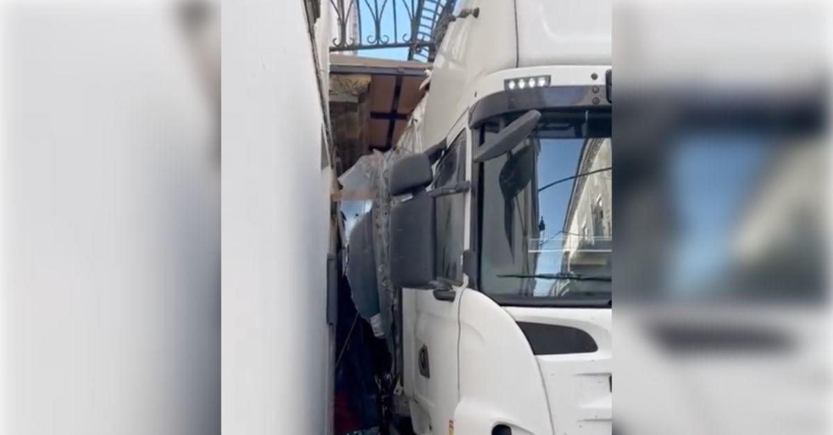 El camión que se ha llevado por delante un balcón en Sanlúcar.