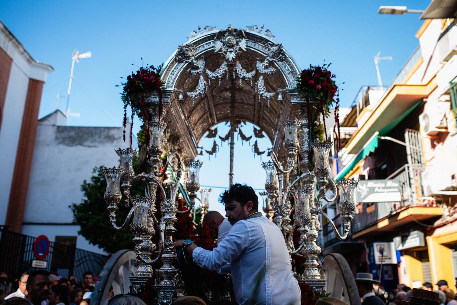 La salida de la Hermandad del Cerro hacia El Rocío, en imágenes.