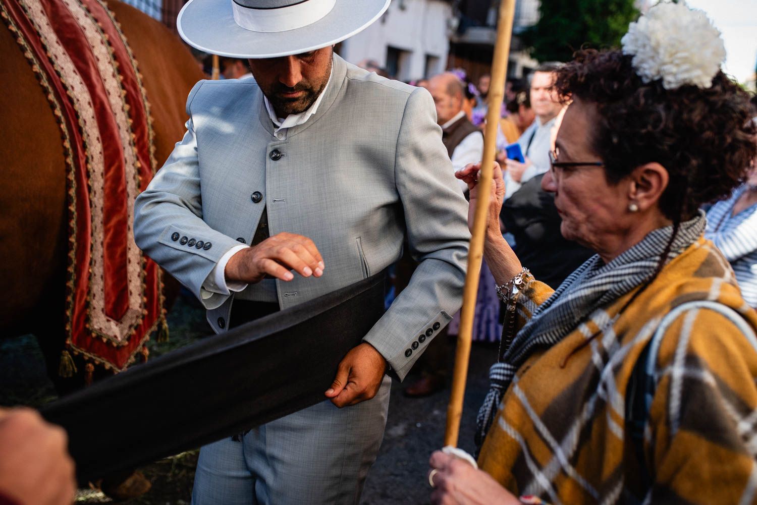 La salida de la Hermandad del Cerro hacia El Rocío, en imágenes.