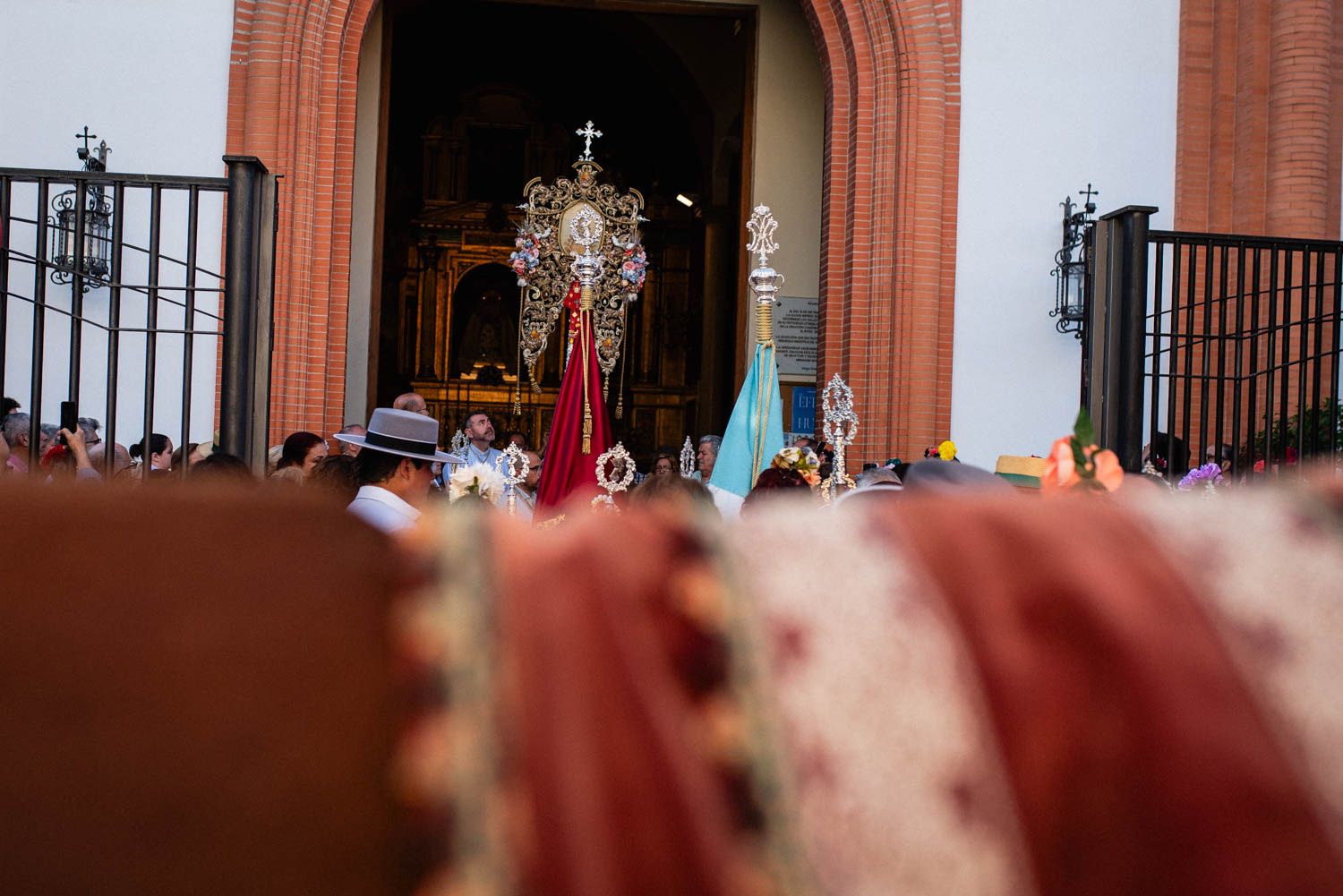 La salida de la Hermandad del Cerro hacia El Rocío, en imágenes.