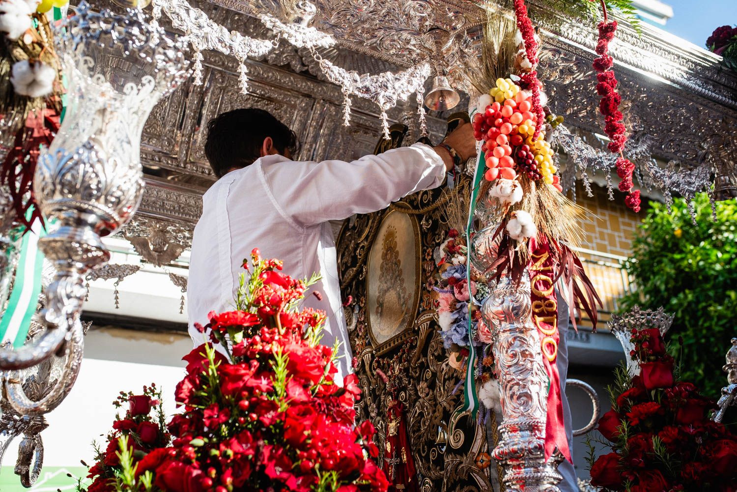 La salida de la Hermandad del Cerro hacia El Rocío, en imágenes.