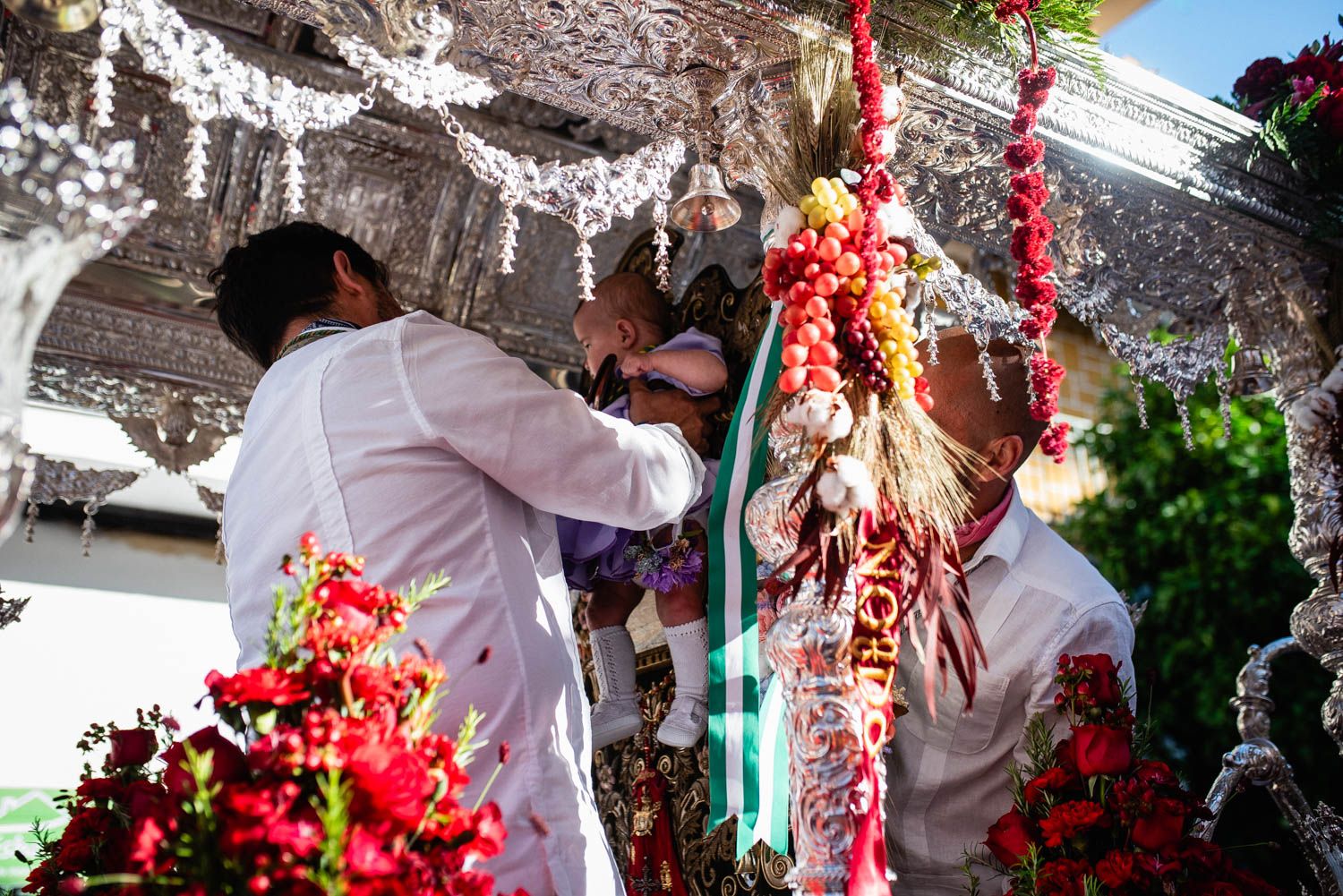 La salida de la Hermandad del Cerro hacia El Rocío, en imágenes.