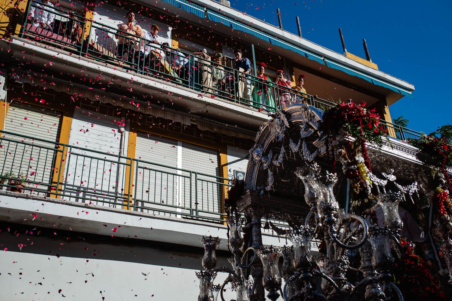 La salida de la Hermandad del Cerro hacia El Rocío, en imágenes.