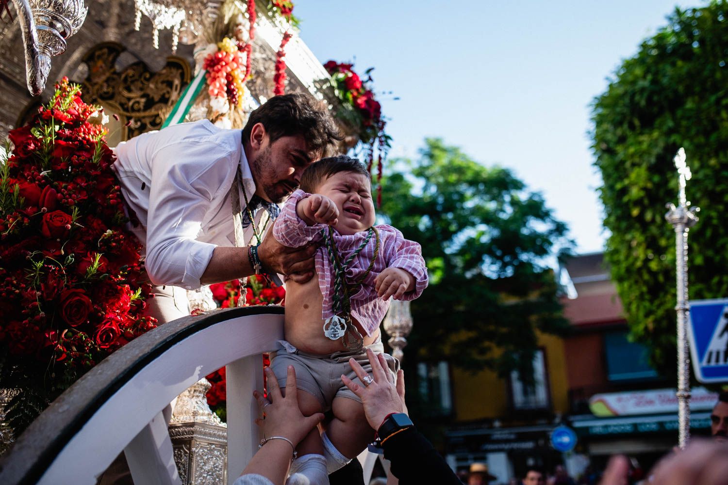 La salida de la Hermandad del Cerro hacia El Rocío, en imágenes.