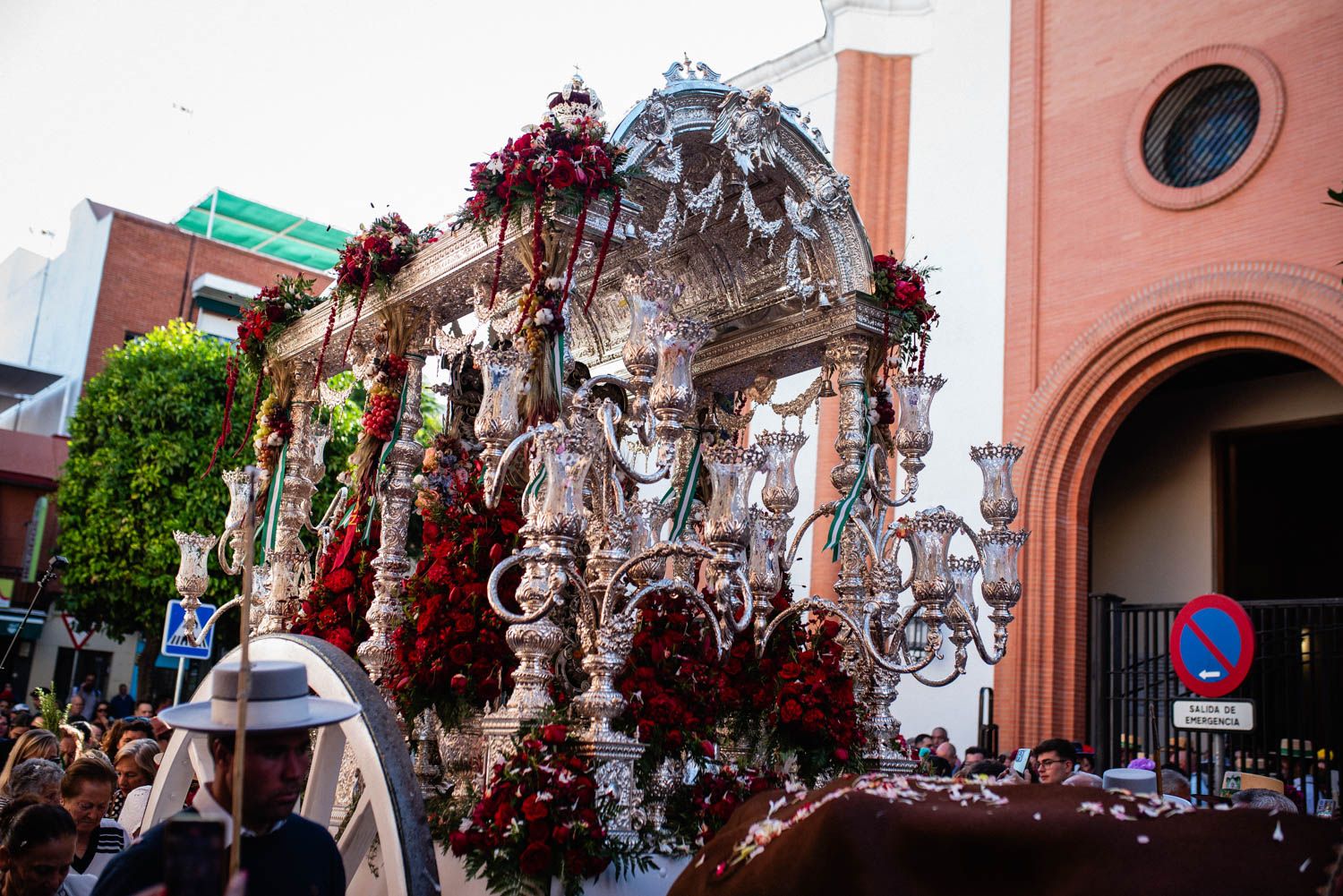 La salida de la Hermandad del Cerro hacia El Rocío, en imágenes.