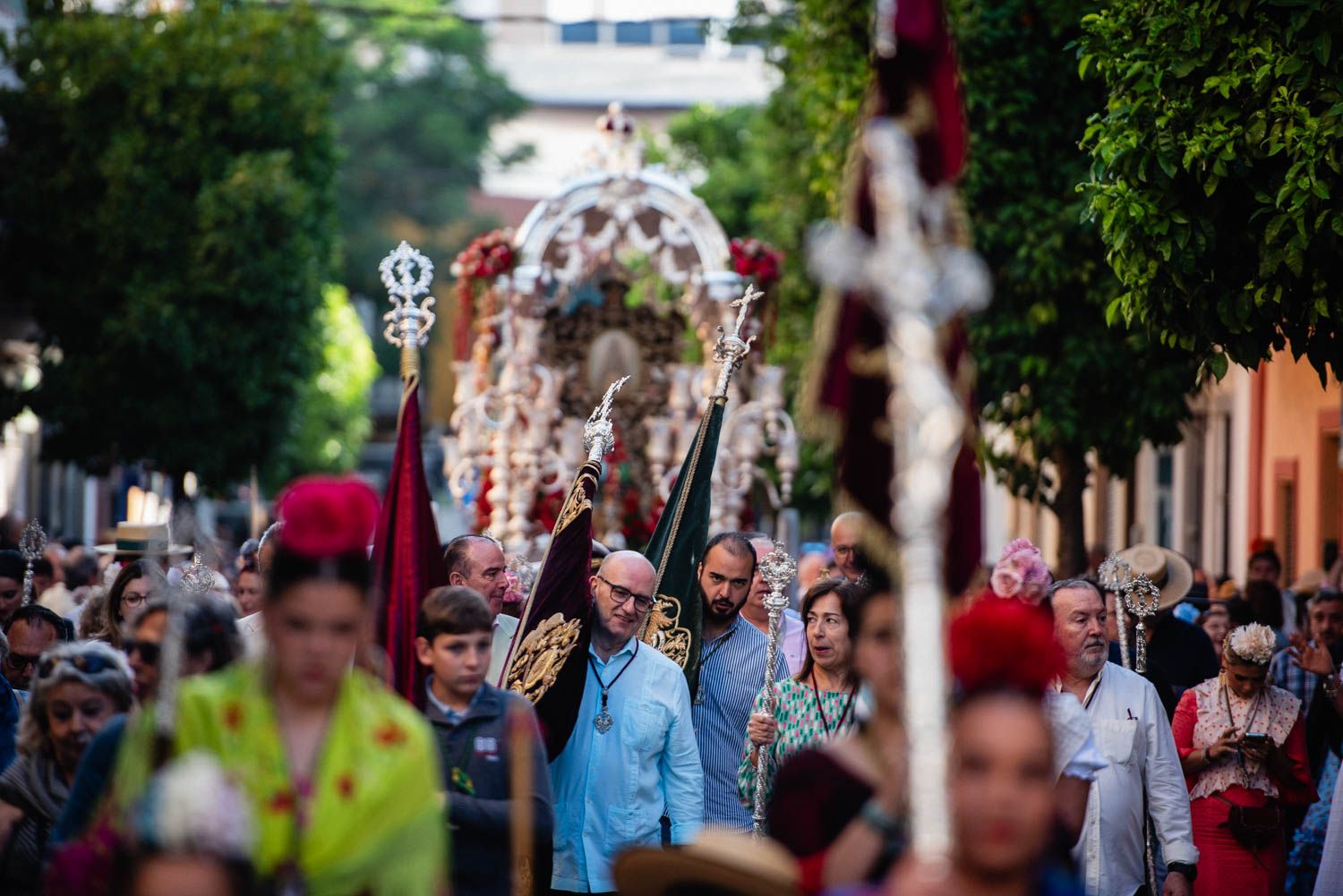 La salida de la Hermandad del Cerro hacia El Rocío, en imágenes.