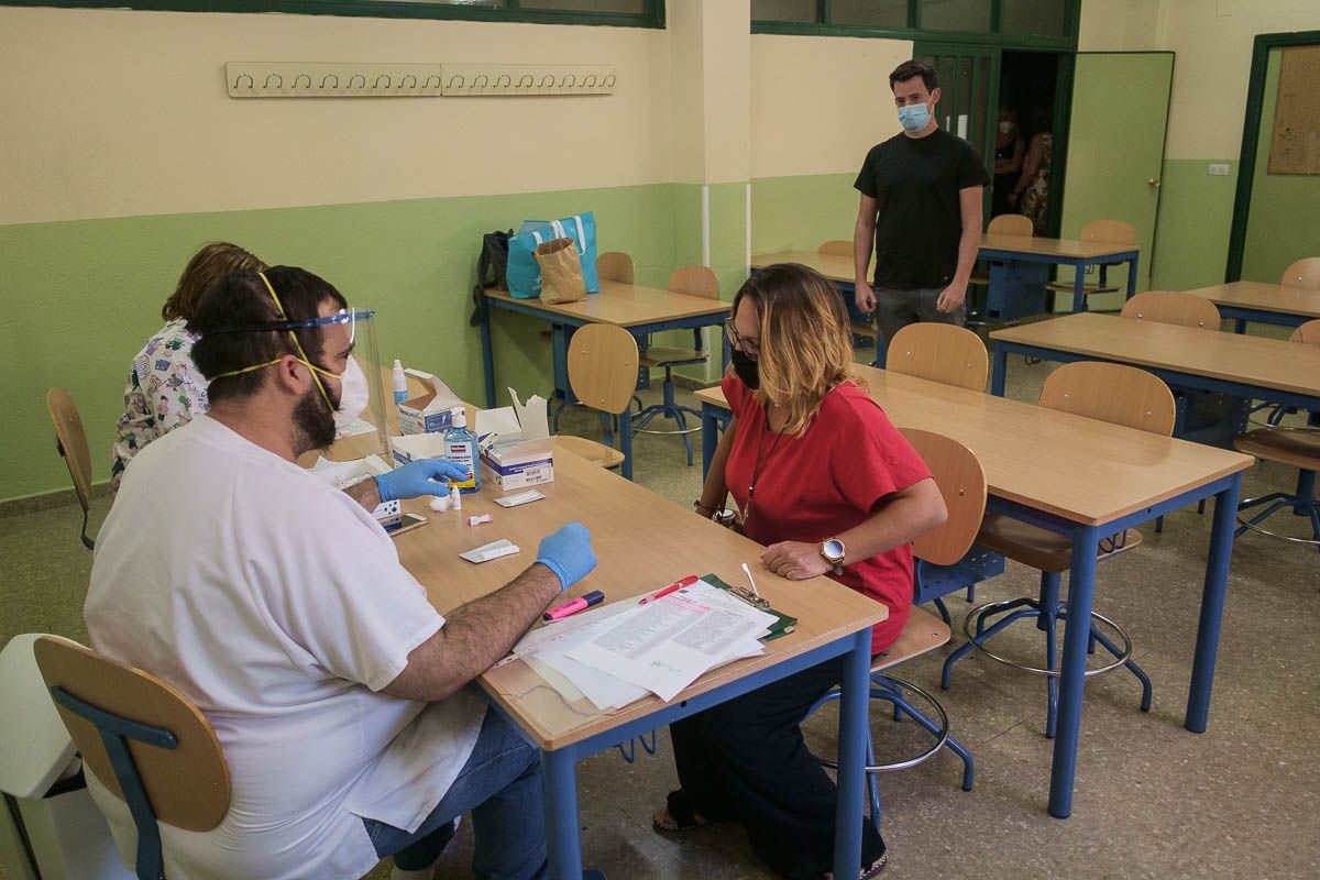 Sanitarios realizan test rápidos, la pasada semana en el IES Romero Vargas. FOTO: MANU GARCÍA