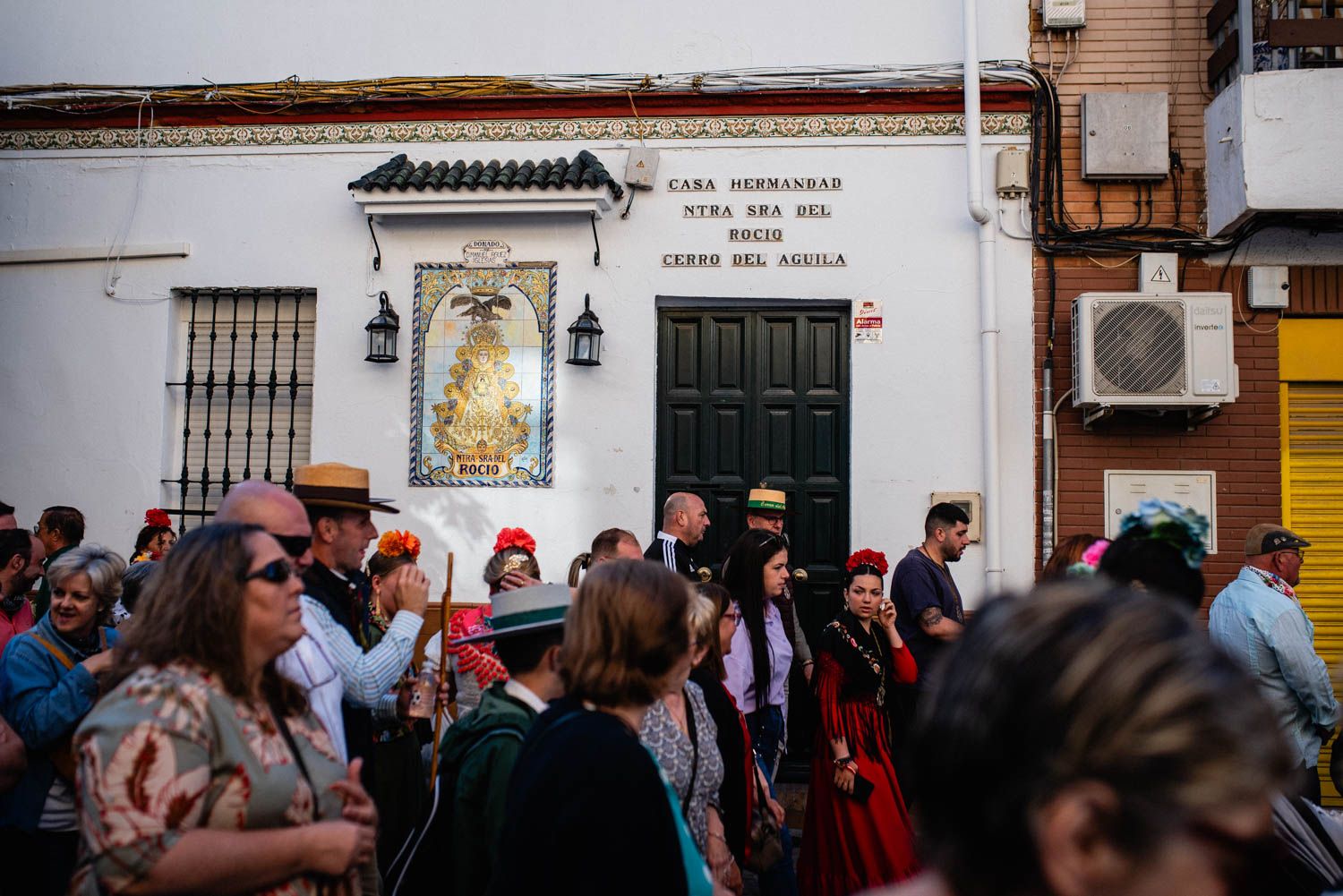 La salida de la Hermandad del Cerro hacia El Rocío, en imágenes.