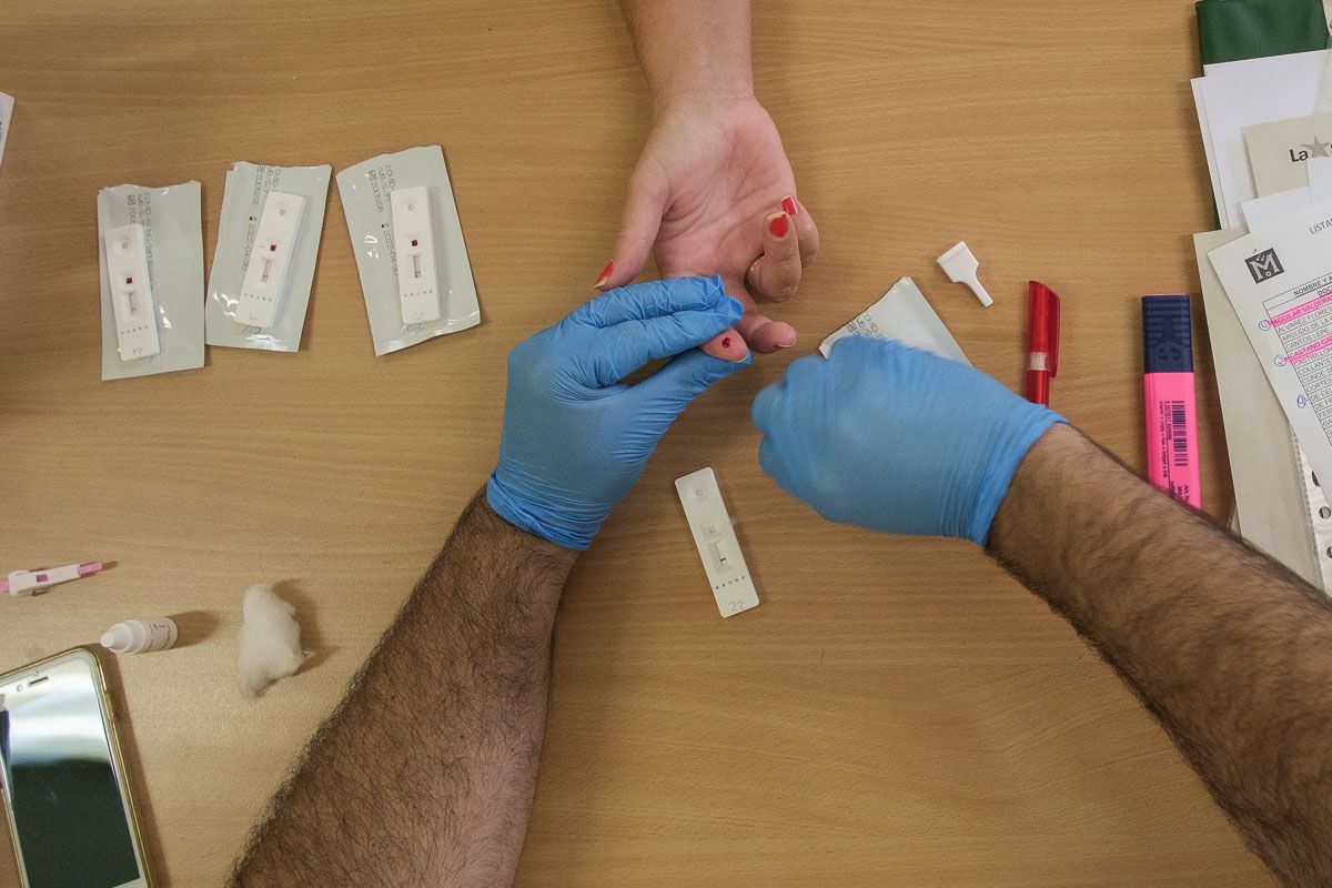 Una prueba de covid, en una imagen de archivo. Quejas por una baja sin cubrir en un centro de salud de Algeciras: "Vino una enfermera de urgencias"