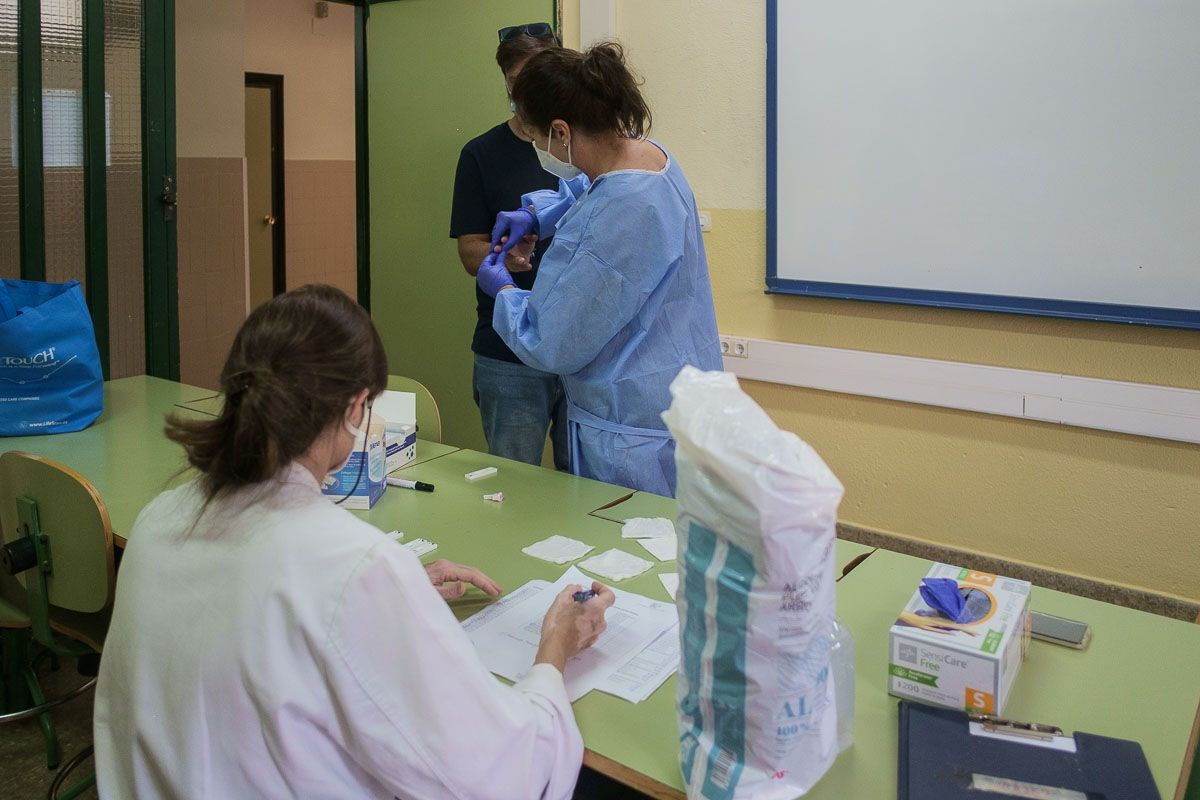 Profesionales sanitarias, realizando pruebas de detección del coronavirus.