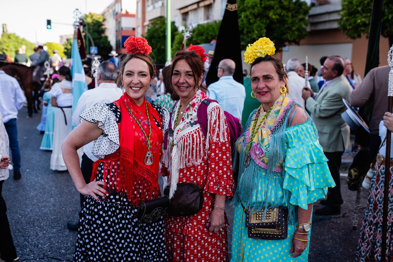 La salida de la Hermandad del Cerro hacia El Rocío, en imágenes.
