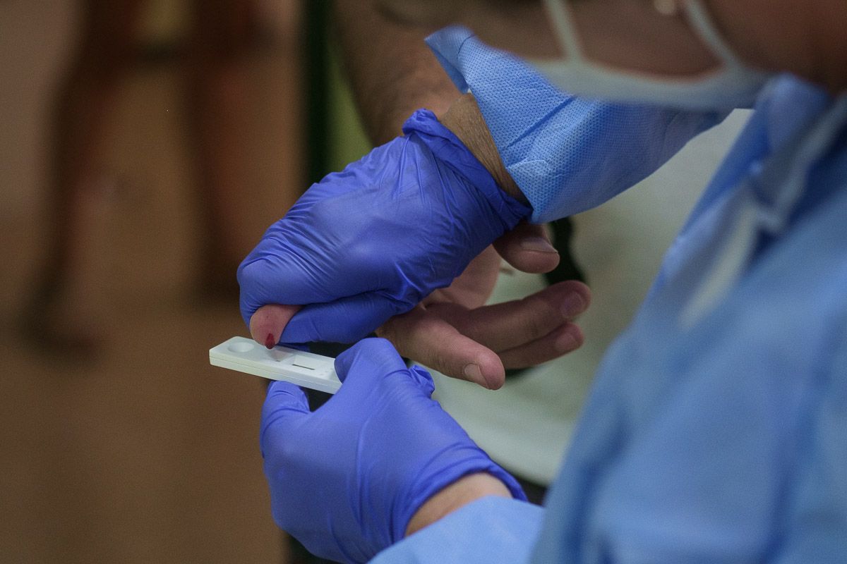 Un test rápido en un centro educativo de Andalucía. FOTO: MANU GARCÍA
