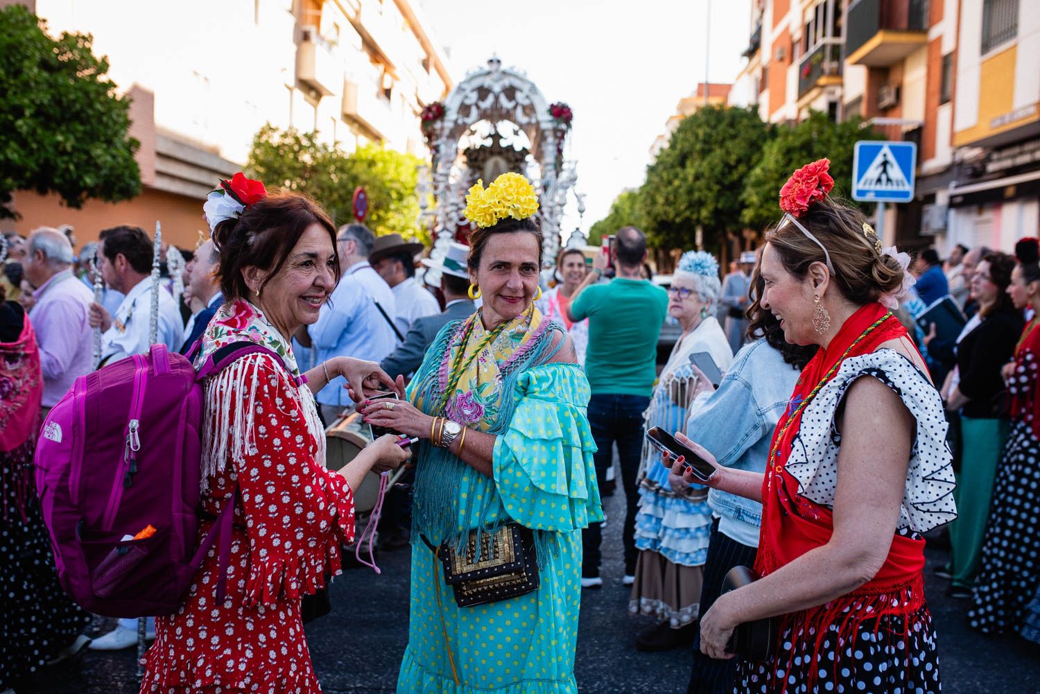 La salida de la Hermandad del Cerro hacia El Rocío, en imágenes.