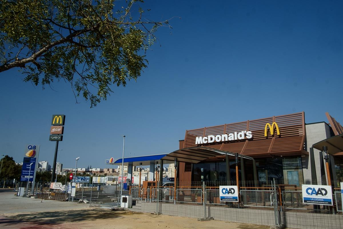 Vista del nuevo McDonald's, a punto de inaugurar sus puertas en el Distrito Sur de Jerez. FOTO: MANU GARCÍA