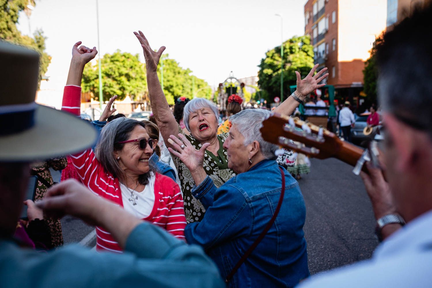 La salida de la Hermandad del Cerro hacia El Rocío, en imágenes.