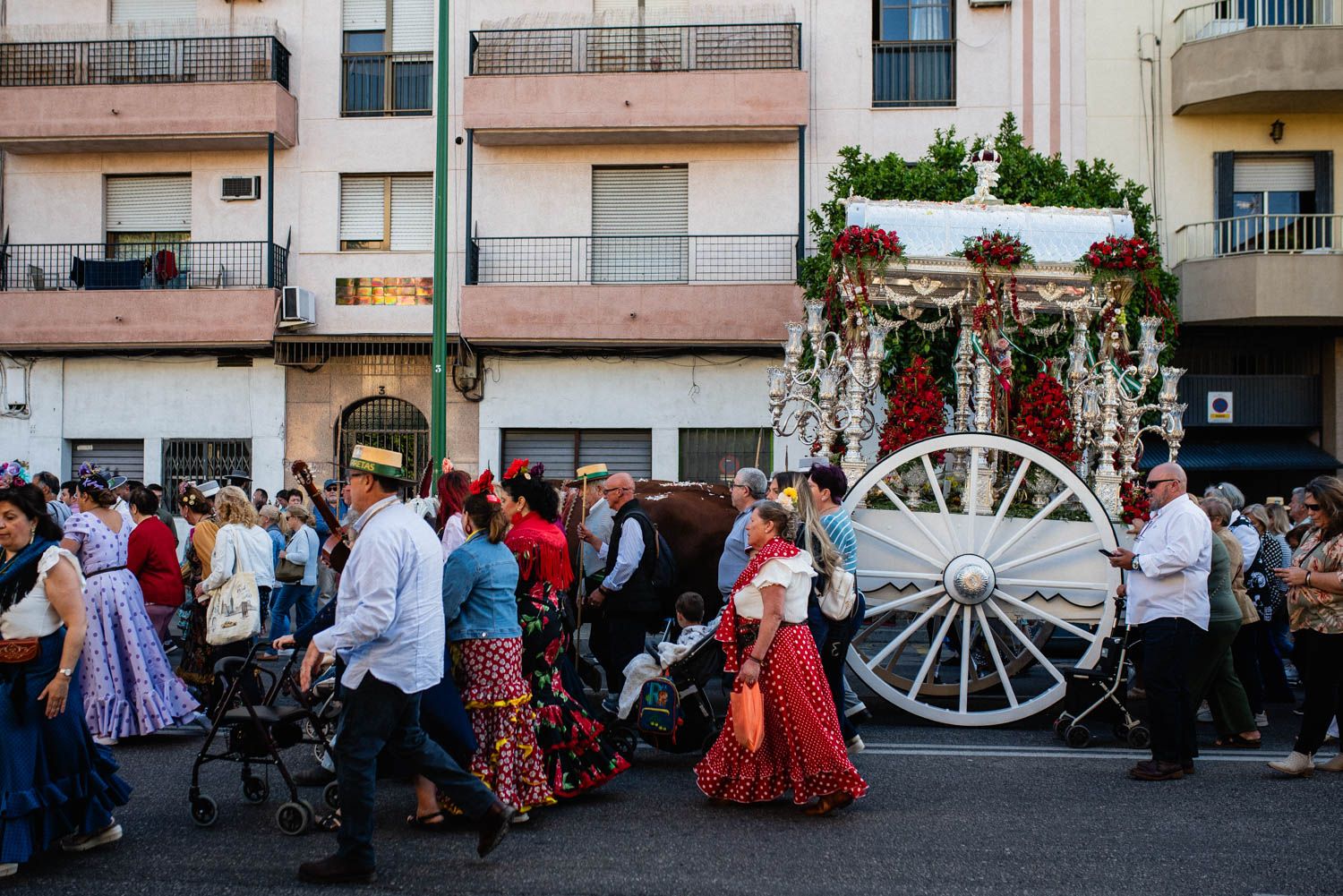 La salida de la Hermandad del Cerro hacia El Rocío, en imágenes.