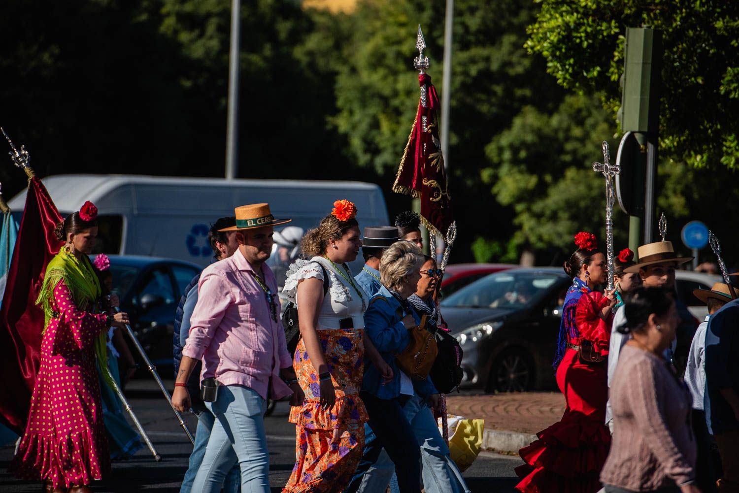 La salida de la Hermandad del Cerro hacia El Rocío, en imágenes.
