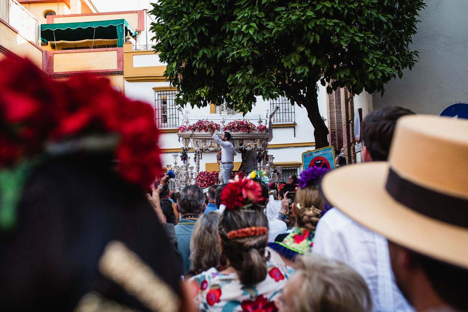 La salida de la Hermandad del Rocío de la Macarena, en imágenes