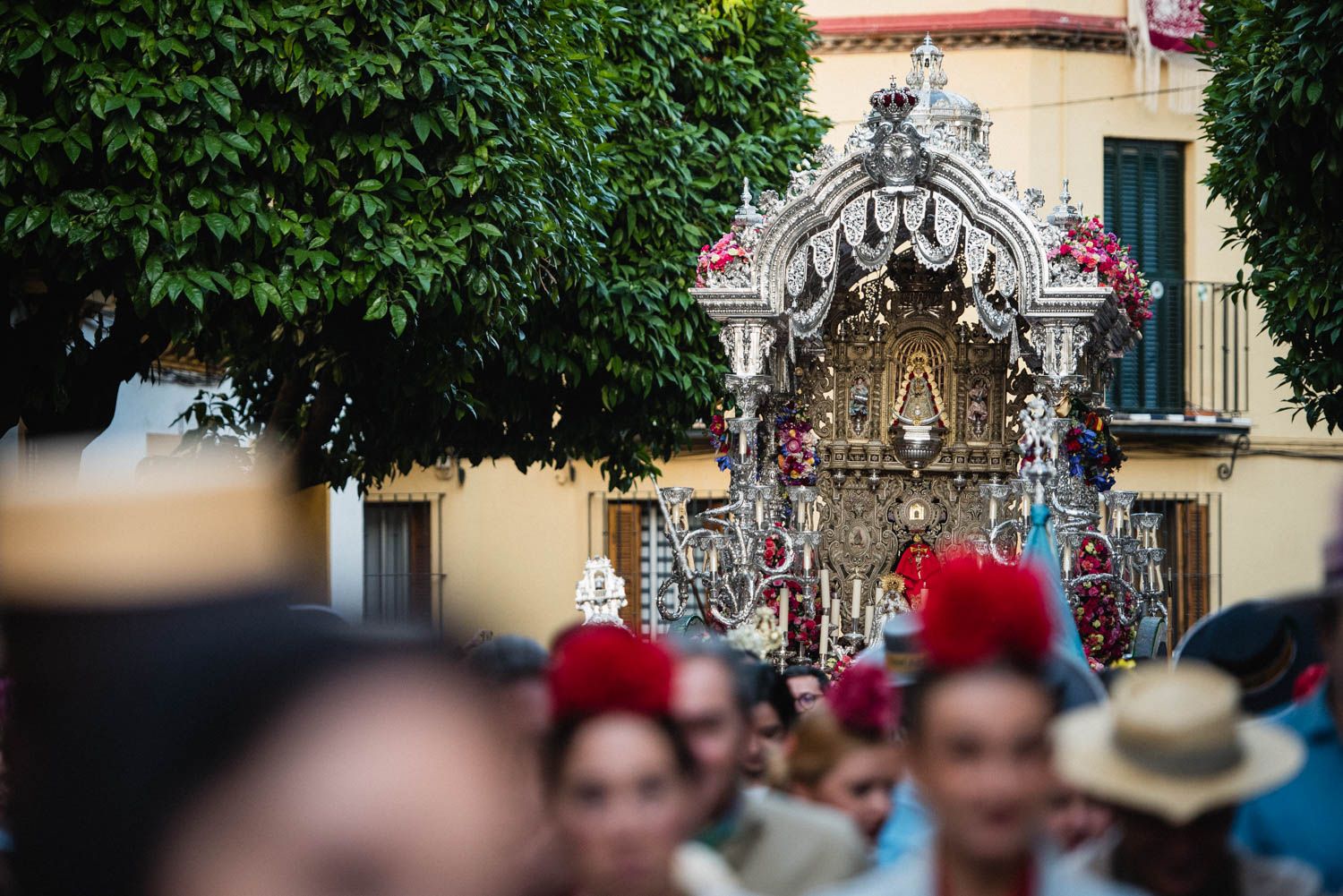 La salida de la Hermandad del Rocío de la Macarena, en imágenes