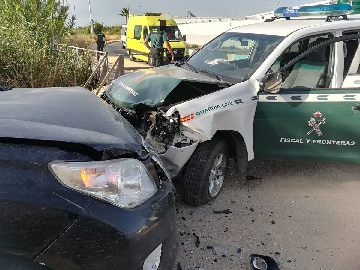 Un coche de la Guardia Civil embestido por narcos tras una persecución policial similar a la que inician dos jóvenes ebrios en Chiclana.