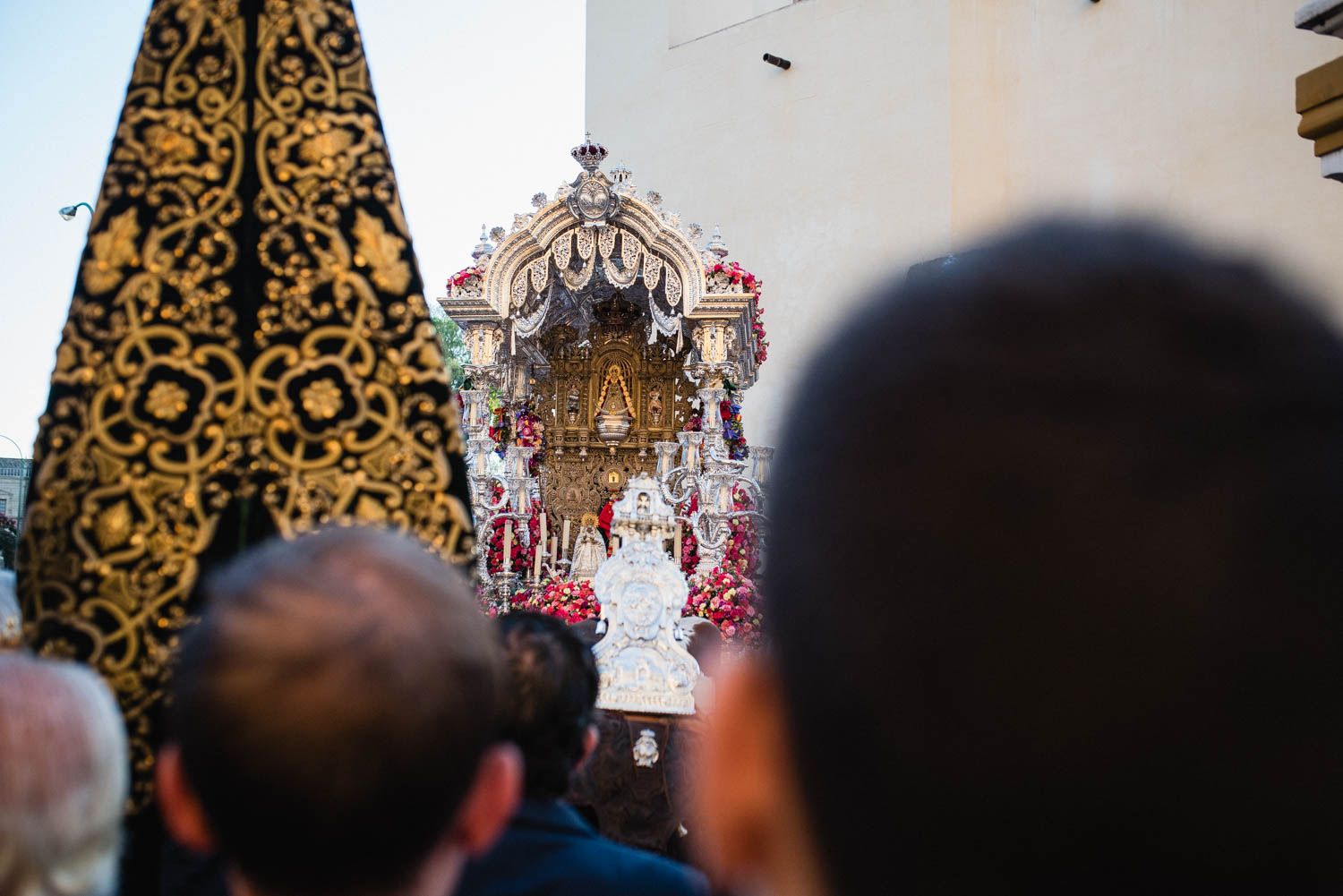 La salida de la Hermandad del Rocío de la Macarena, en imágenes