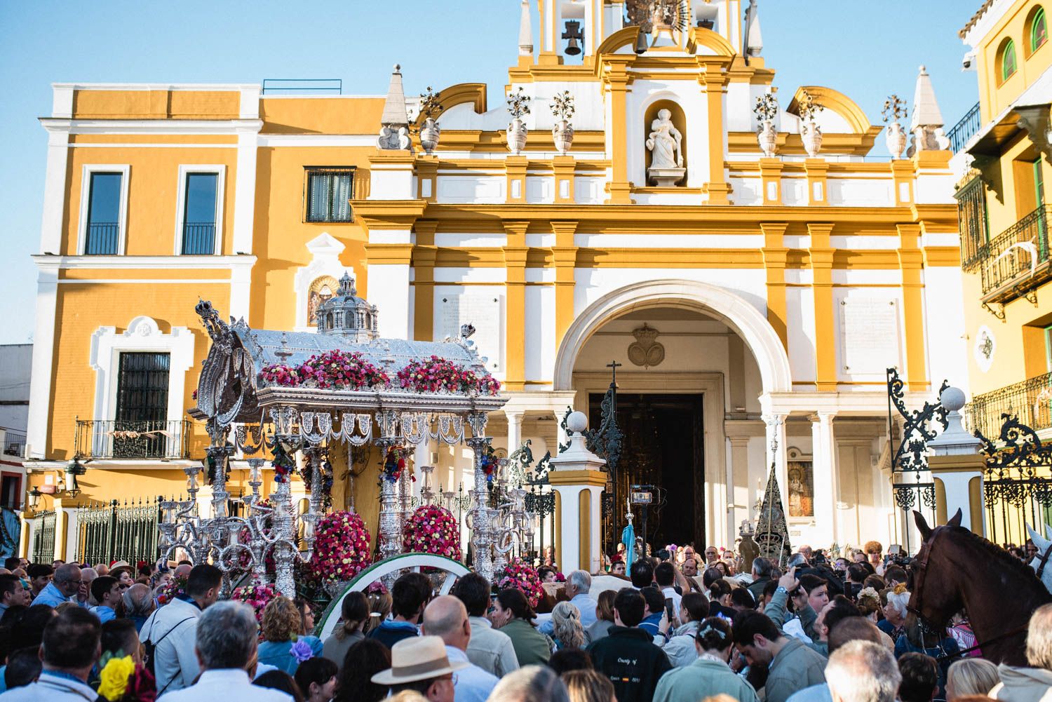 La salida de la Hermandad del Rocío de la Macarena, en imágenes
