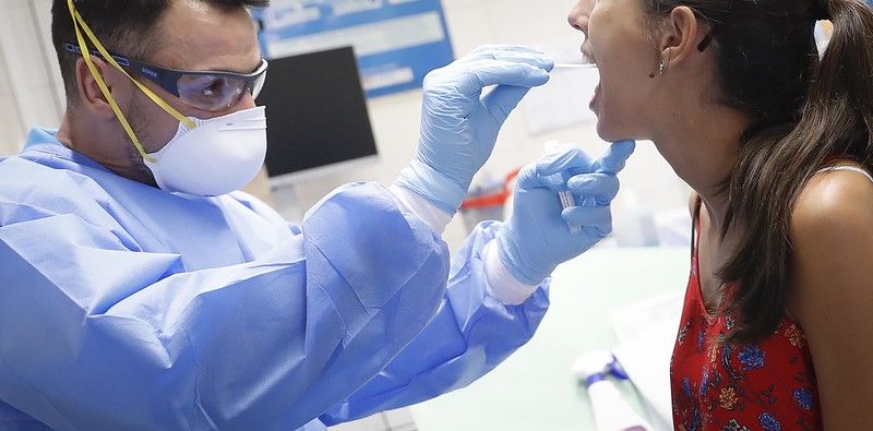 Una sanitaria, realizando una prueba de coronavirus en Madrid. FOTO: CAM