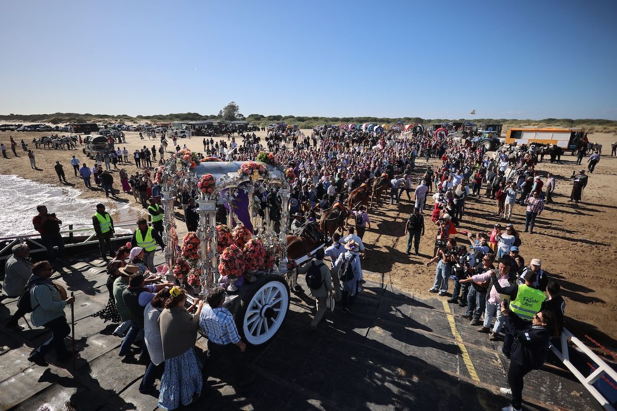 La carreta del simpecado desembarcando en Malandar antes de entrar en Doñana. La carreta del simpecado desembarcando en Malandar antes de entrar en Doñana.