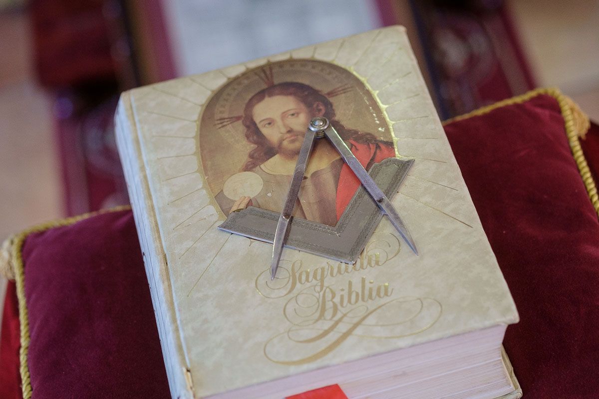 Biblia cristiana con escuadra y compás. FOTO: MANU GARCÍA