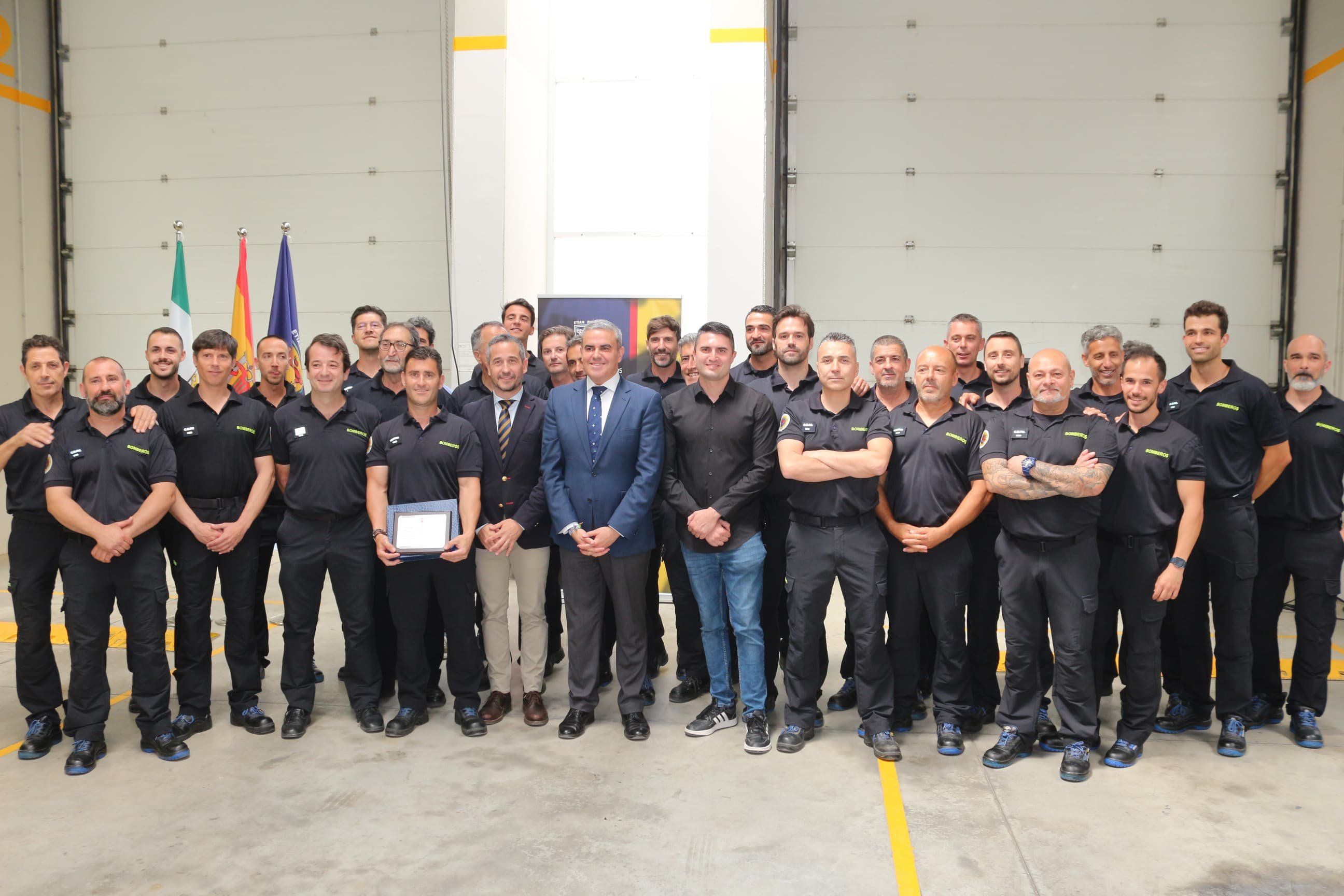 Homenaje a cinco bomberos y a un vecino que intervinieron en un incendio ocurrido en la calle Virgen del Rocío de Chiclana. 