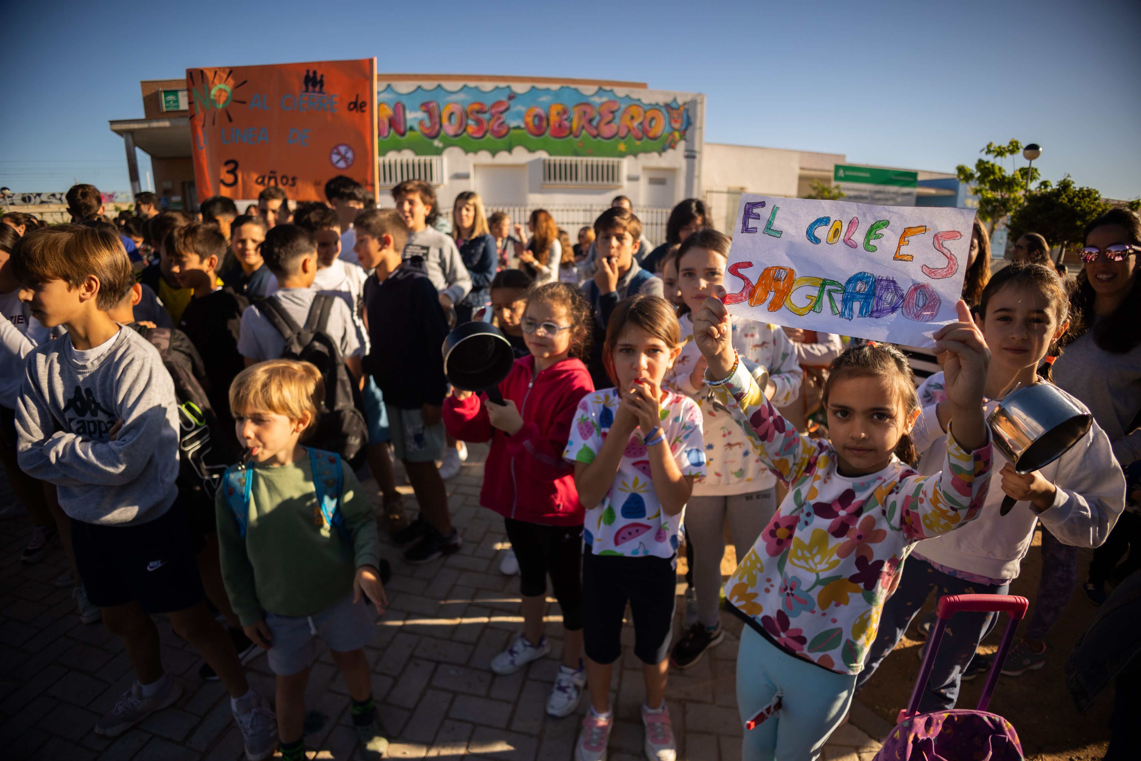 Alumnado del CEIP San José Obrero, durante la cacerolada.