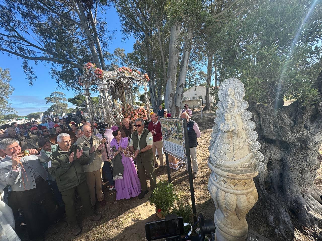 El azulejo que recuerda los 50 años del primer camino de Jerez por Doñana. 