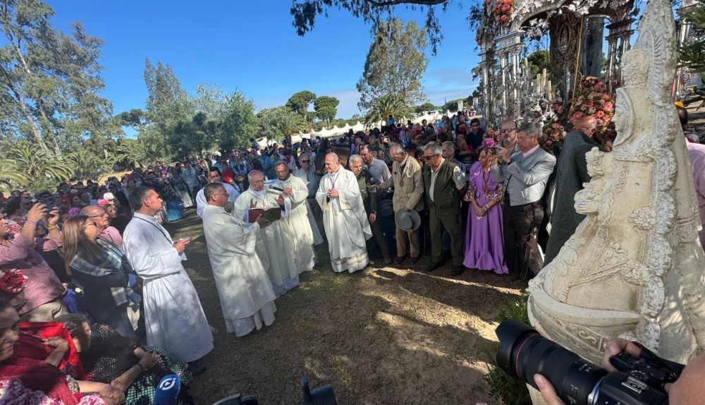 El obispo bendiciendo el azulejo tras la misa.   DAVID MONTES