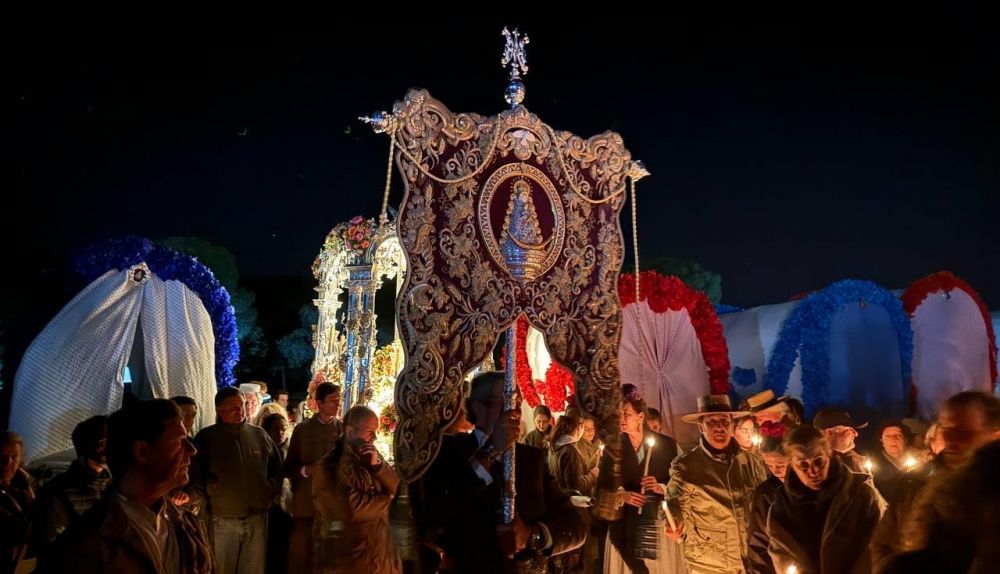 El singular rezo del rosario que se llevó a cabo en la noche del miércoles.    DAVID MONTES