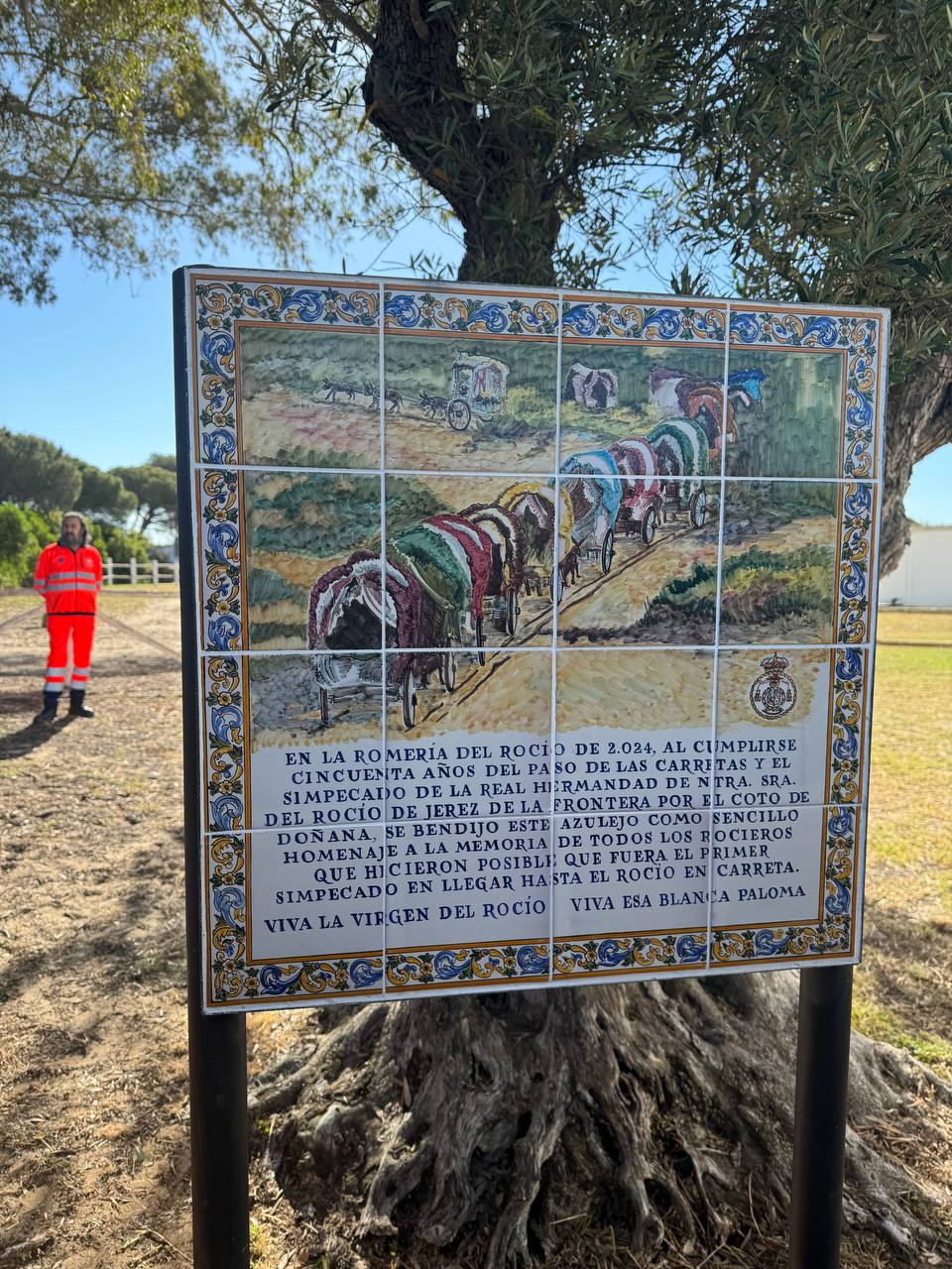 El azulejo que desde hoy recuerda medio siglo de camino de Jerez.    DAVID MONTES