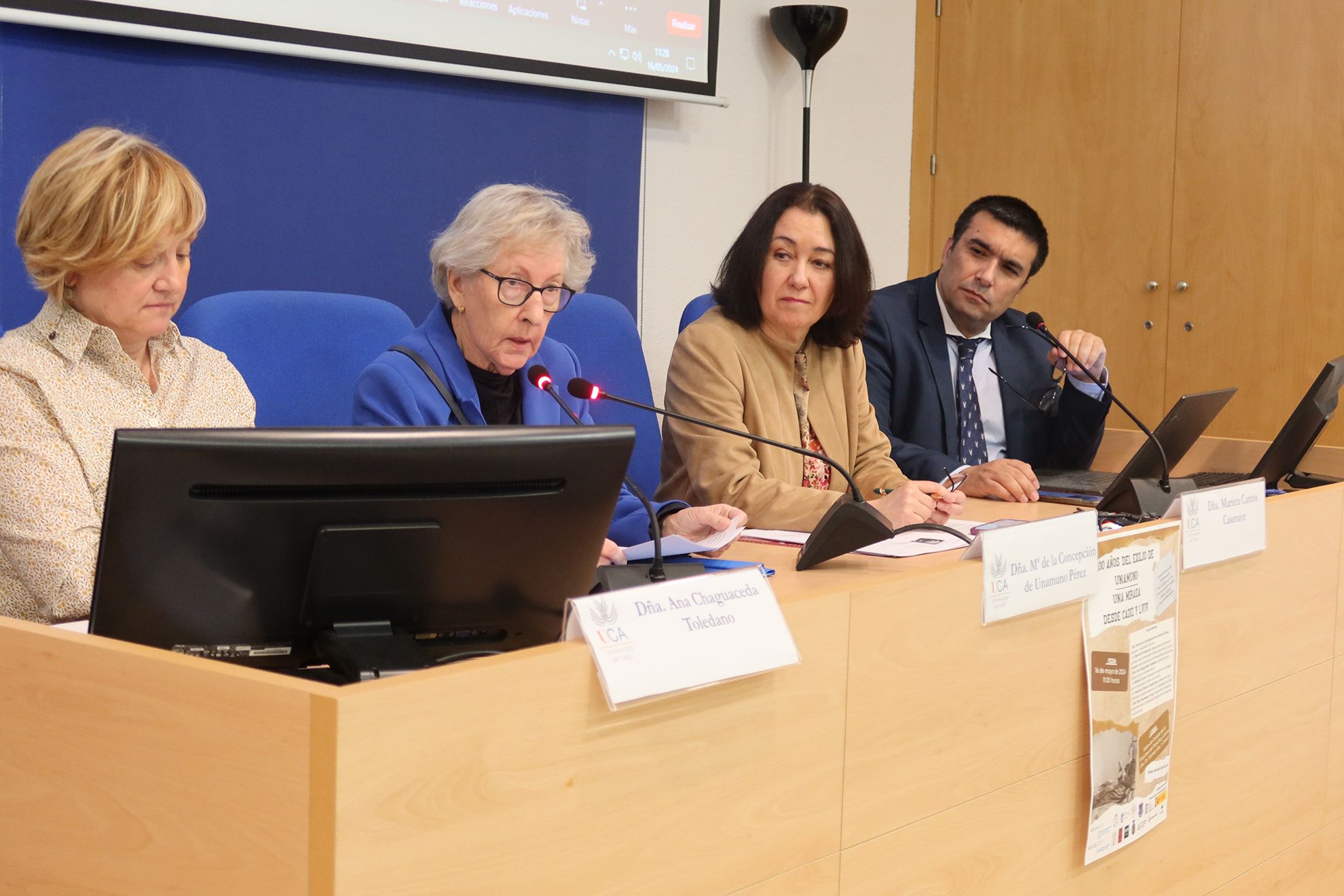 María de la Concepción de Unamuno interviene en la mesa redonda celebrada en la UCA para conmemorar el centenario del exilio del escritor.