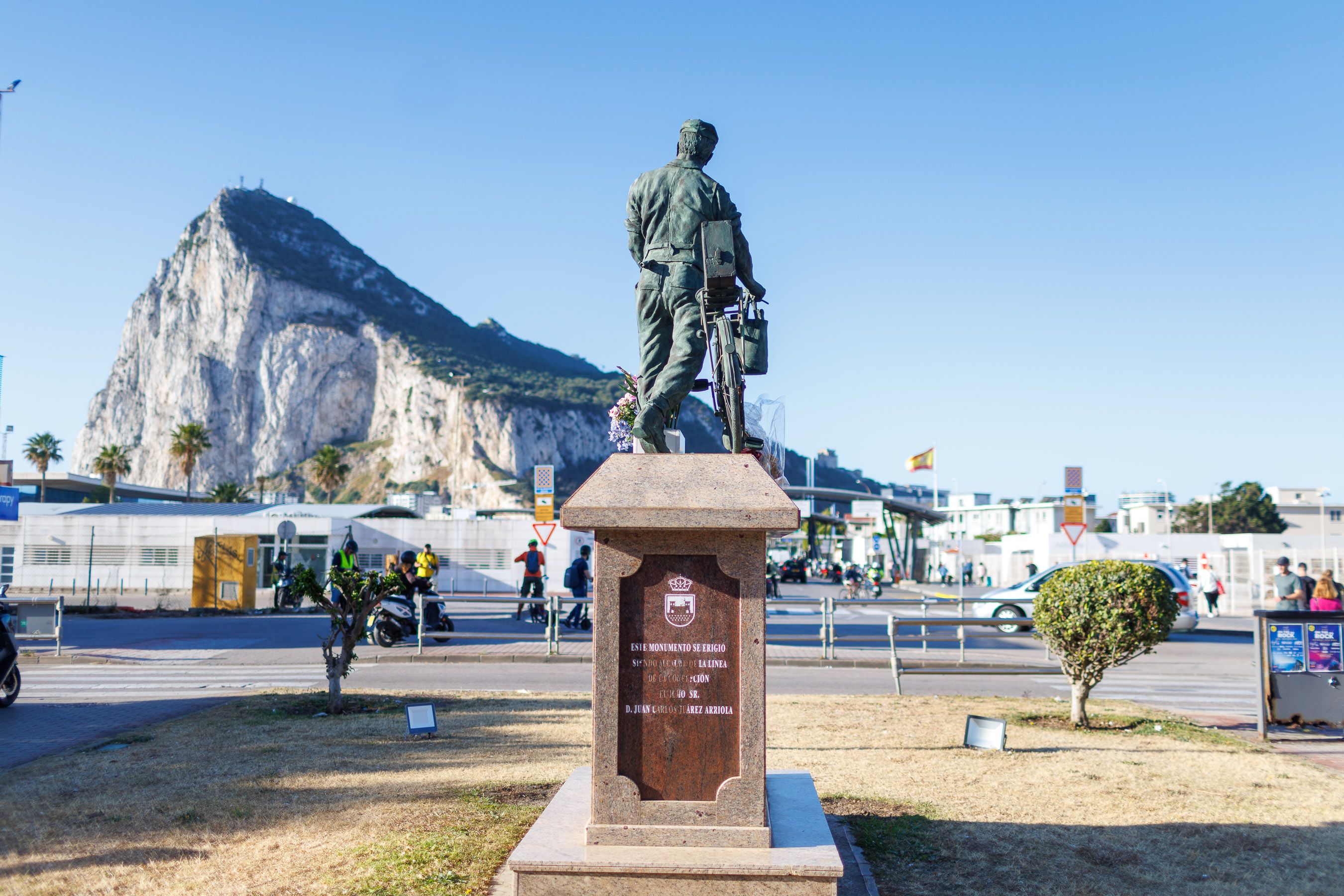Imagen de la entrada a Gibraltar con el Peñón de fondo.