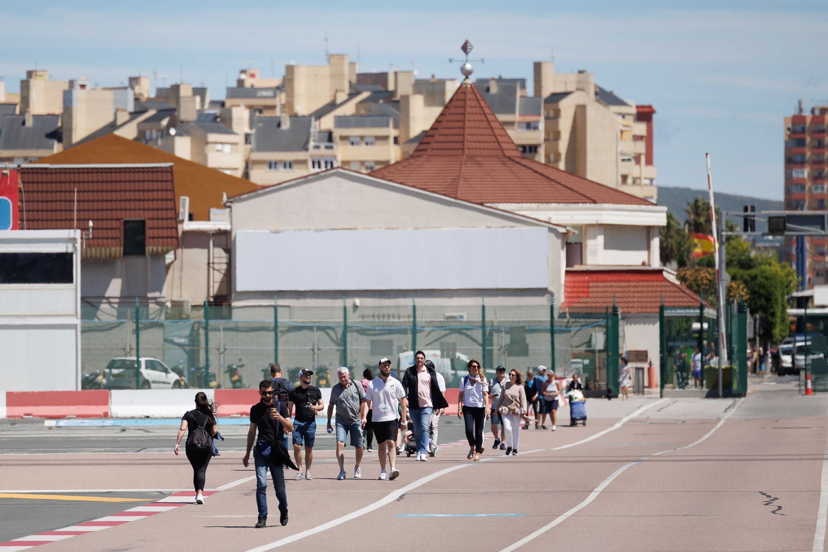 Gibraltar. Decenas de personas cruzando la Verja, en una imagen de la semana pasada.