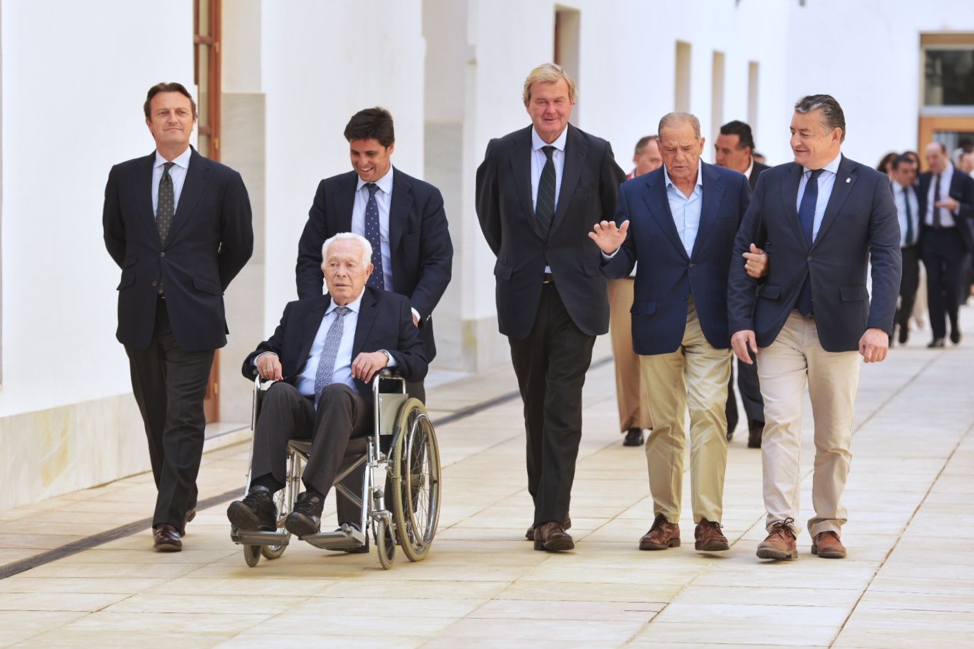 Curro Romero en una visita al Parlamento.