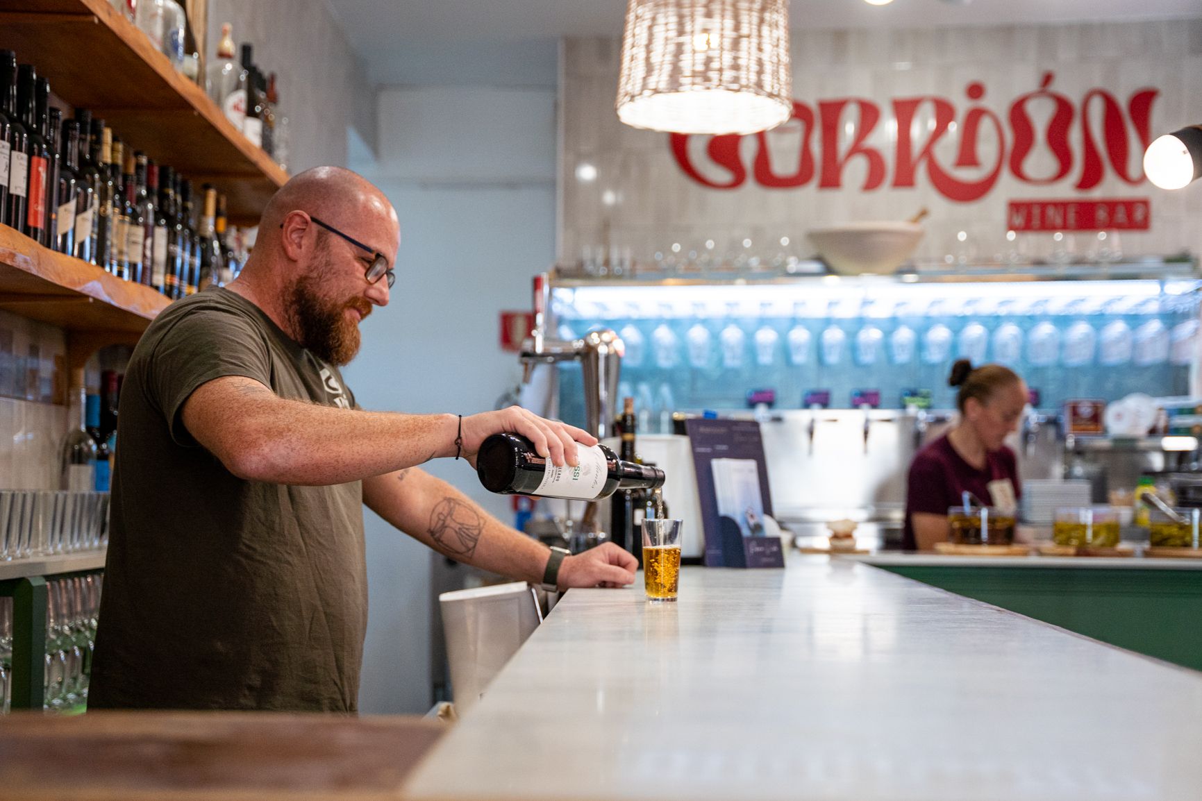 Jonatan sirve un "gorrión" en la espectacular barra del bar de vinos del Pópulo.   REYNA