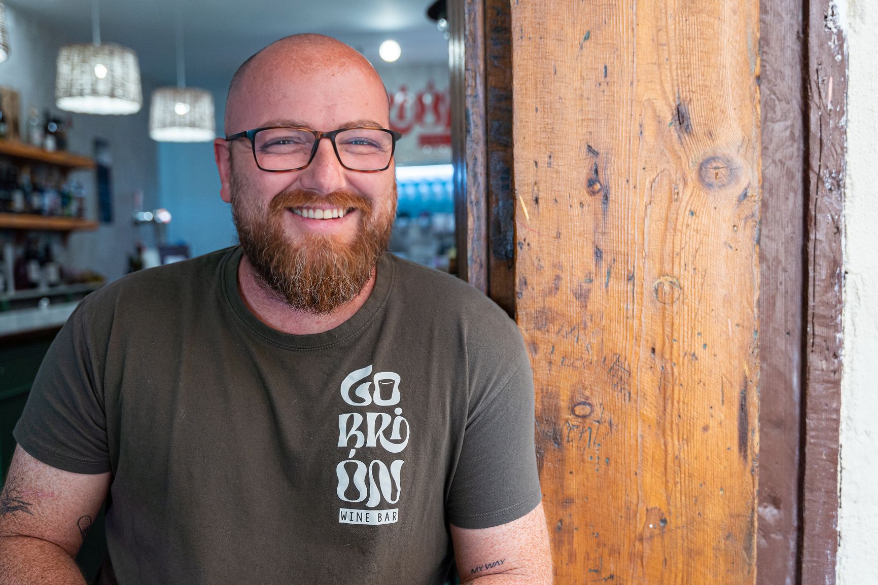 El sumiller Jonatan Cantero, en la puerta de su negocio en El Pópulo de Cádiz. REYNA