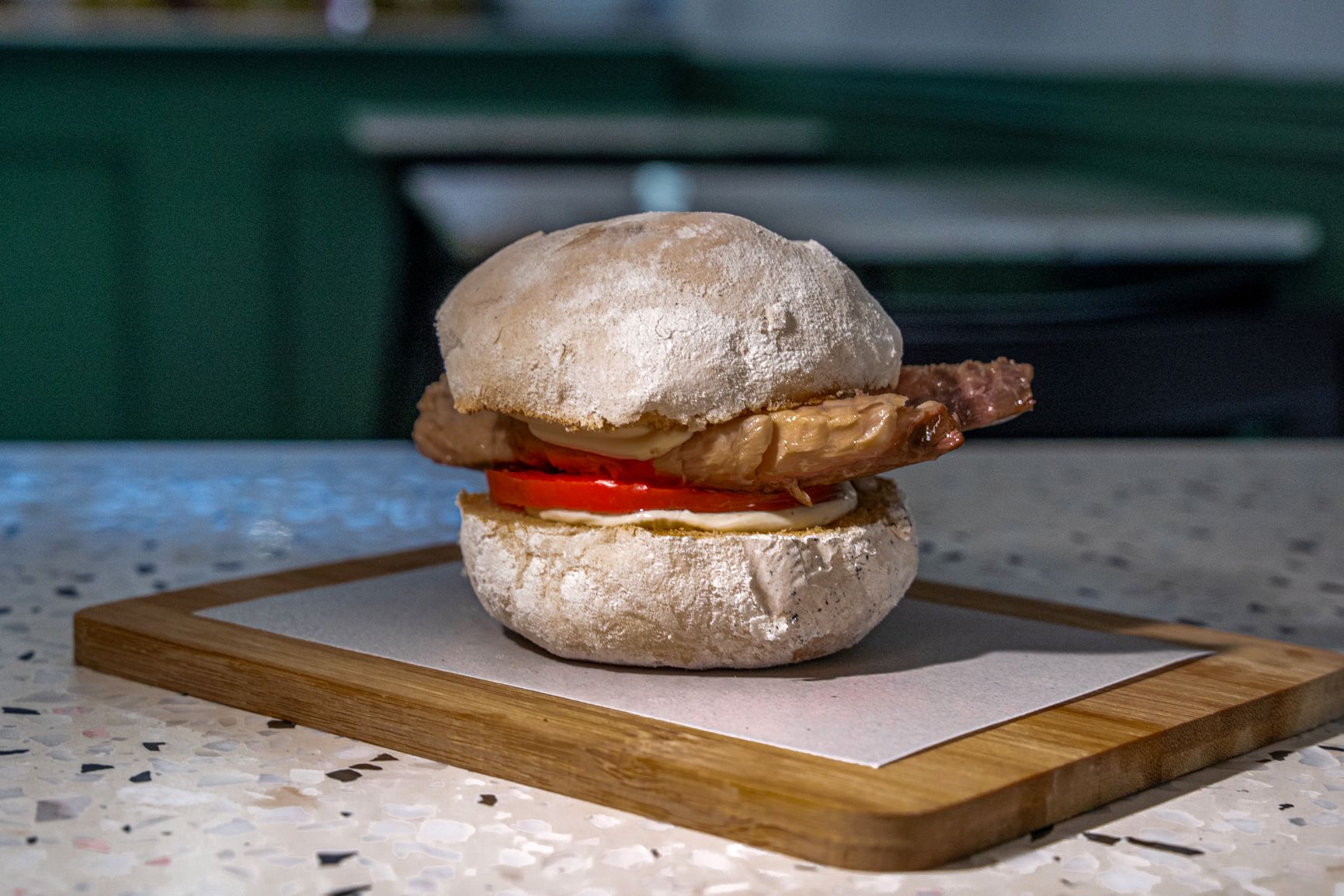 El dobladillo de caballa, versión de la taberna Gorrión, con pan del horno El Molino. REYNA
