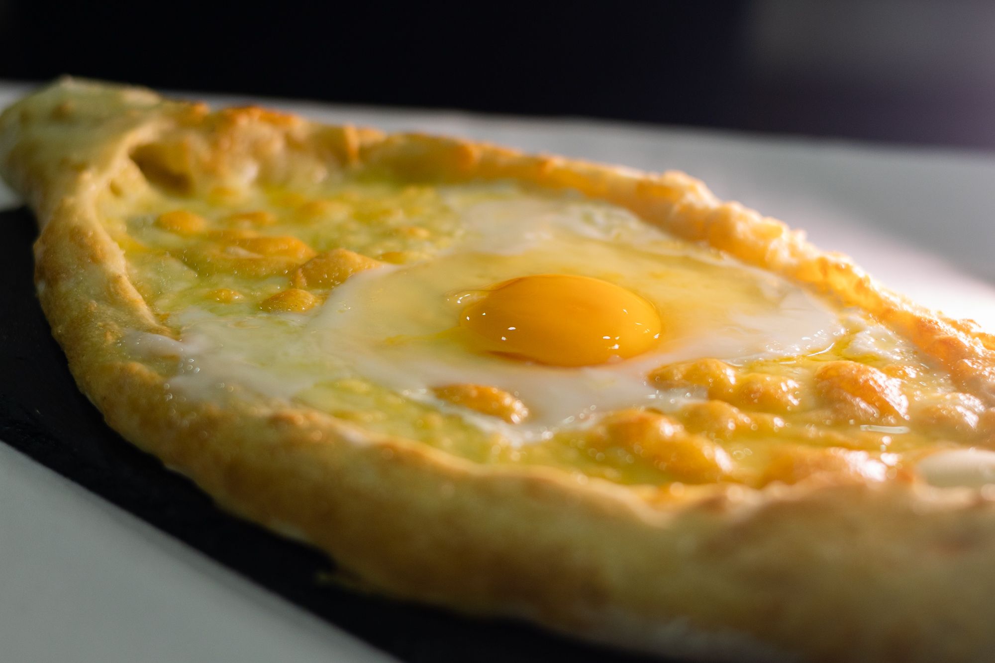 Khachapuri acharuli, un pan casero con forma de barco, que lleva queso y huevo.