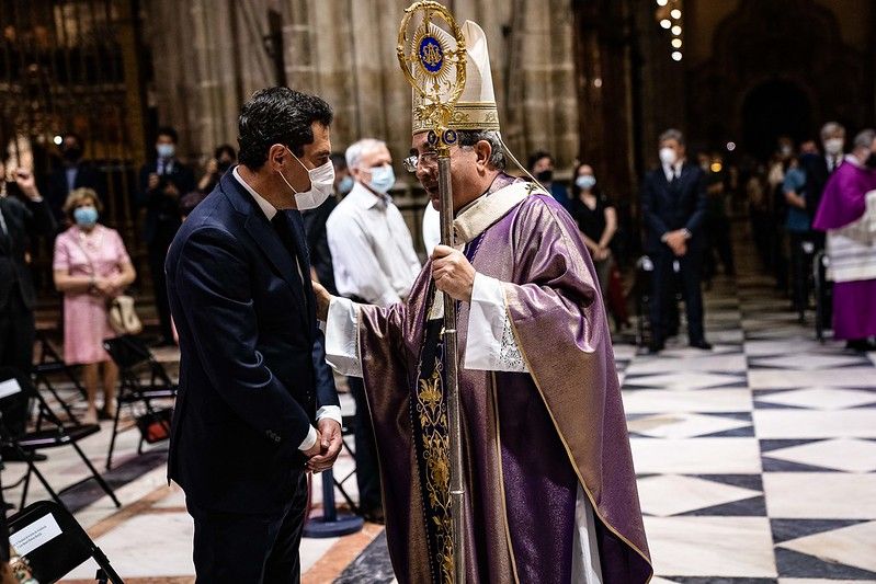 El arzobispo saluda a Moreno Bonilla, en el funeral en Sevilla por las víctimas del covid. FOTO: JUNTA