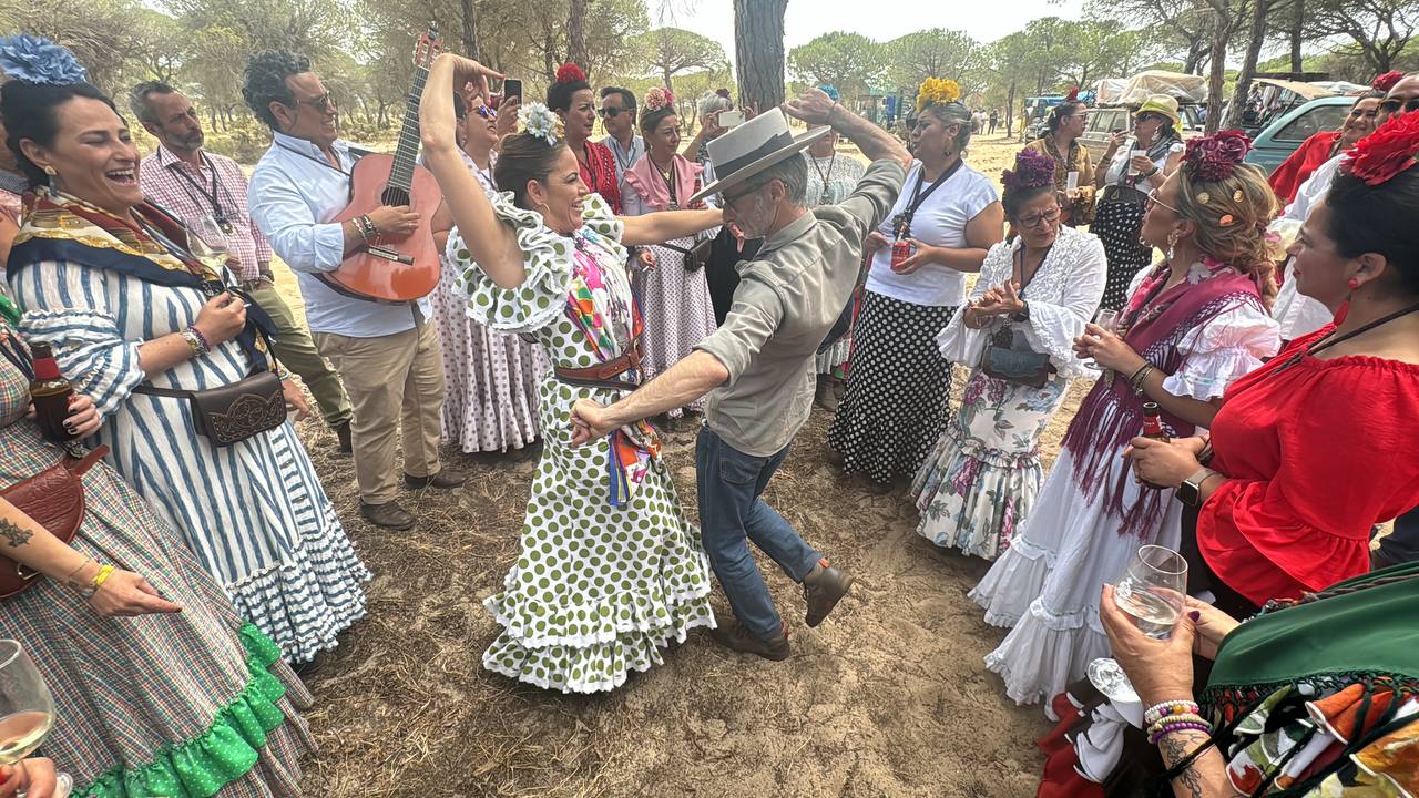 Rocío 2024: así suena un rengue en el camino con lío gordo espontáneo cerca del Palacio de Doñana. Rocío 2024: así suena un rengue en el camino con lío gordo espontáneo cerca del Palacio de Doñana.