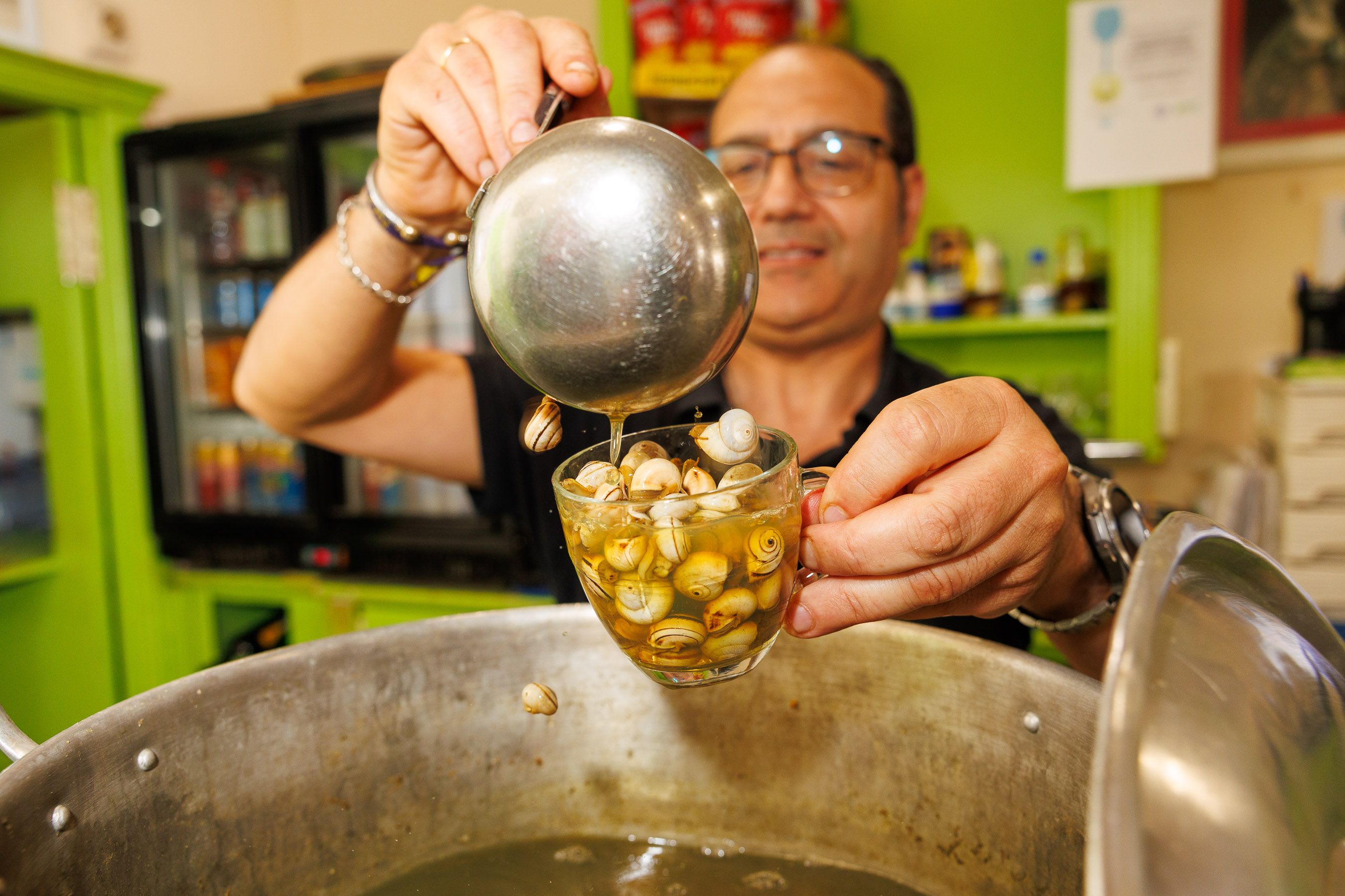 Fernando, del Bar Cristina, y sus caracoles "al sabor antiguo".