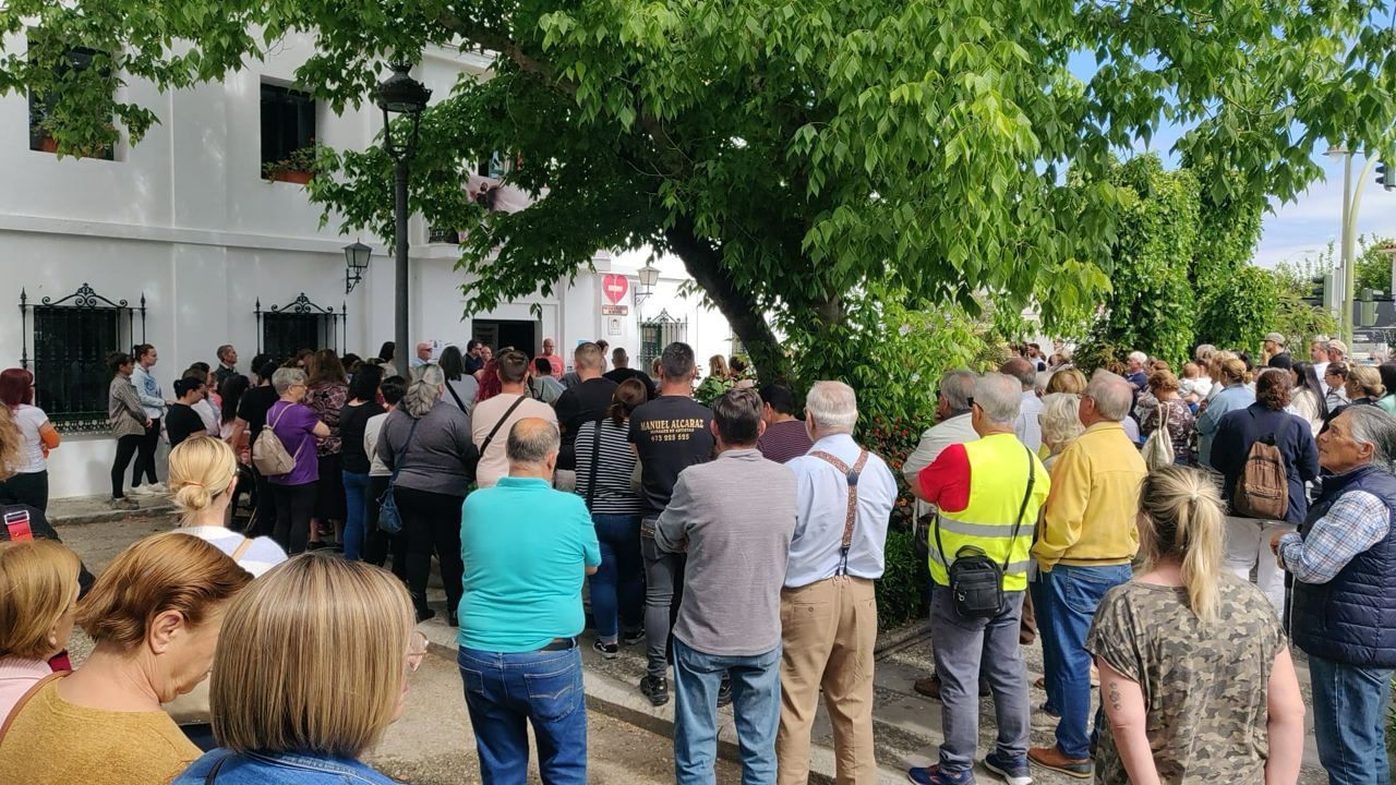 Un momento del minuto de silencio convocado por el Ayuntamiento de La Barca en homenaje a Jonathan. 