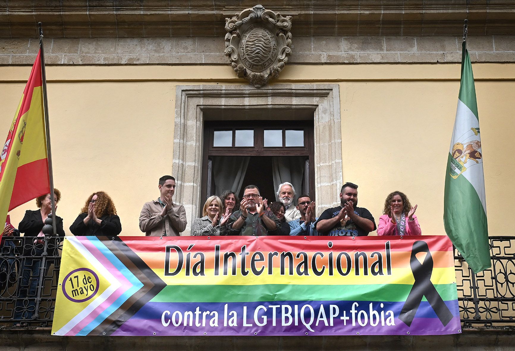La alcaldesa y representantes de diferentes colectivos ante la pancarta del Día contra la LGTBIQAP fobia. La alcaldesa y representantes de diferentes colectivos ante la pancarta del Día contra la LGTBIQAP fobia.