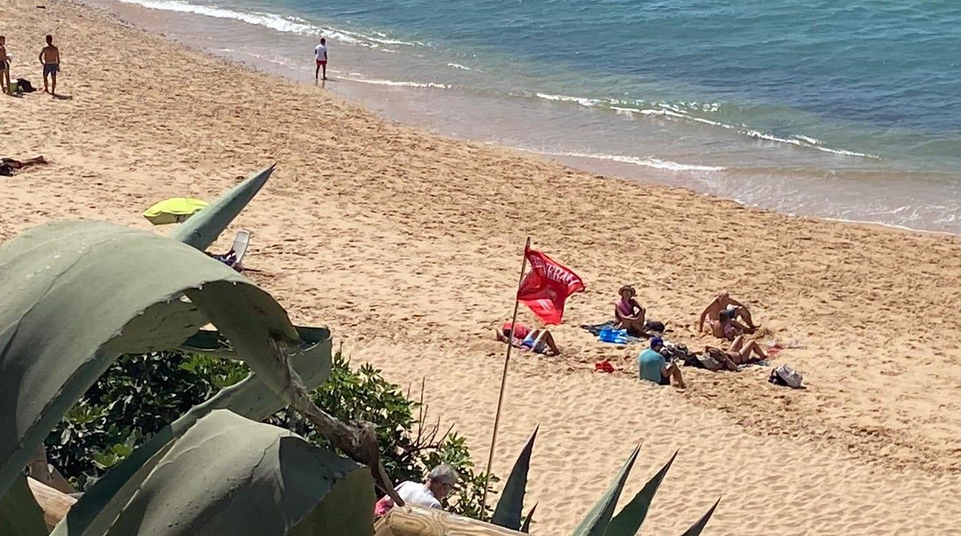Bandera roja en el litoral barbateño.